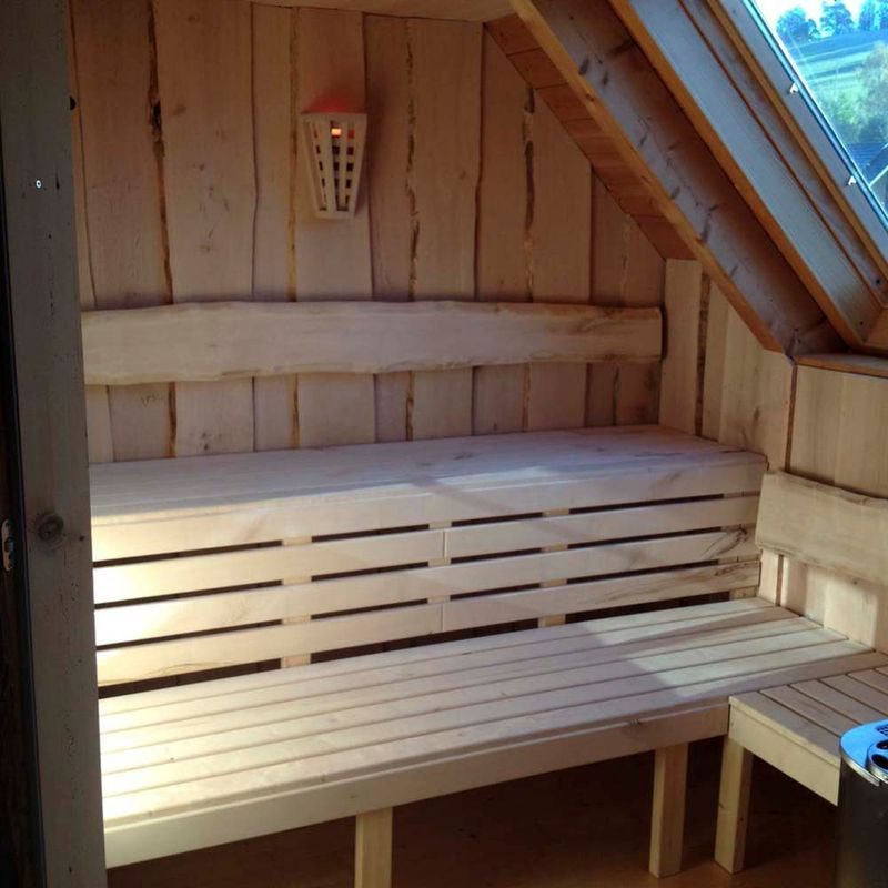 eine Holzbank in einer Sauna