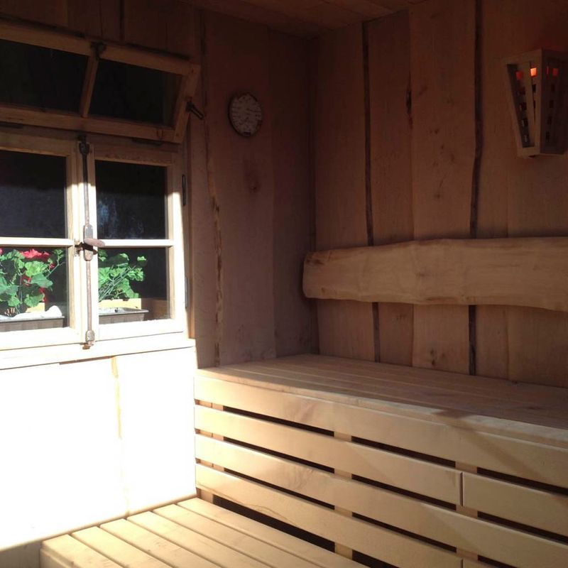 eine Holzbank in einer Sauna