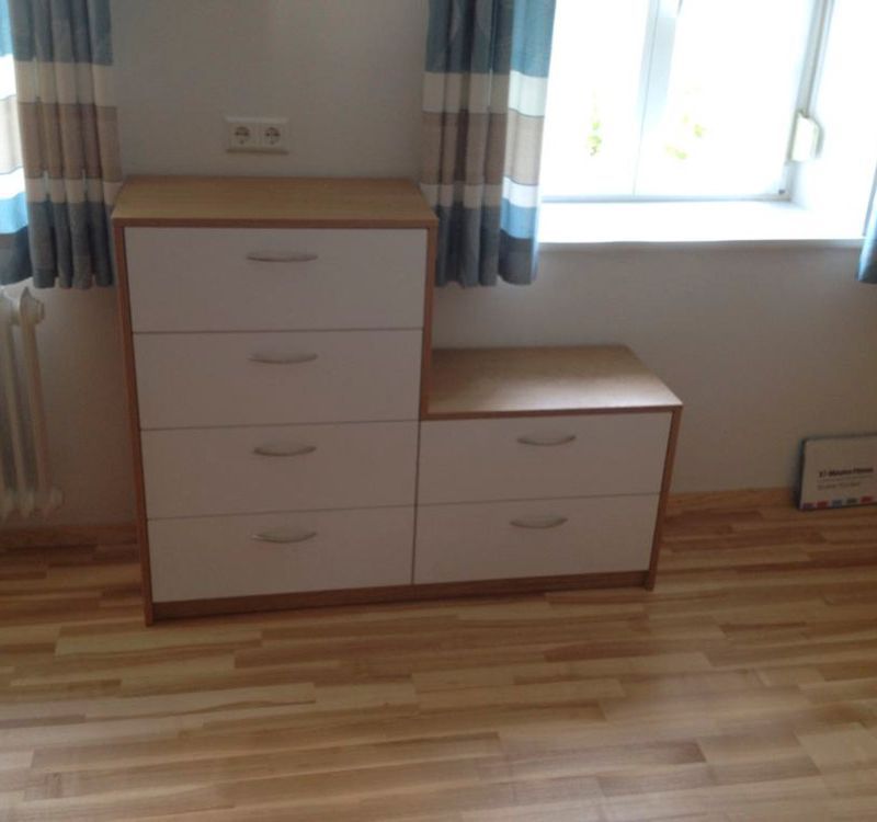 eine kleine Kommode