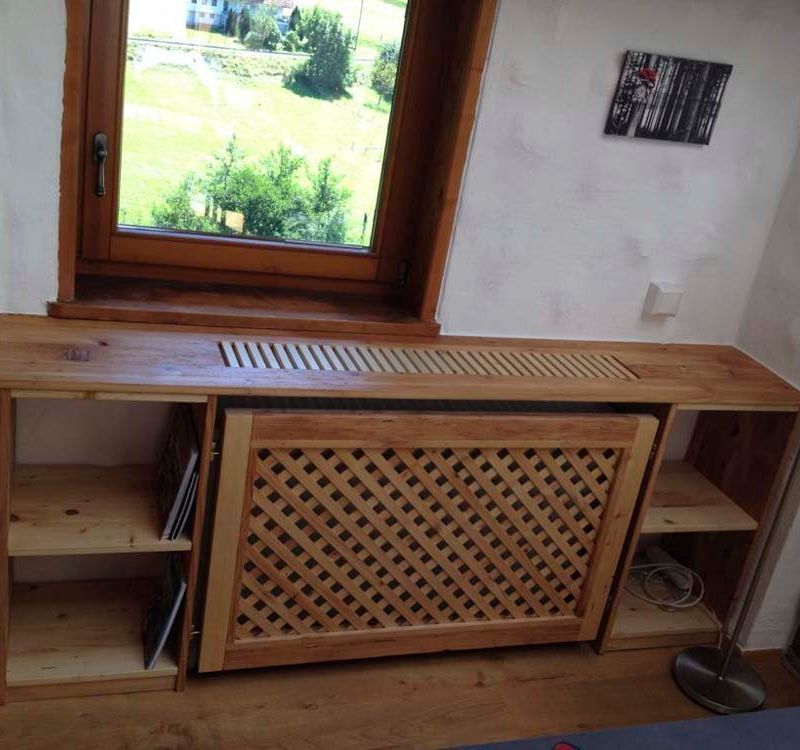 Eine hölzerne Sitzbank