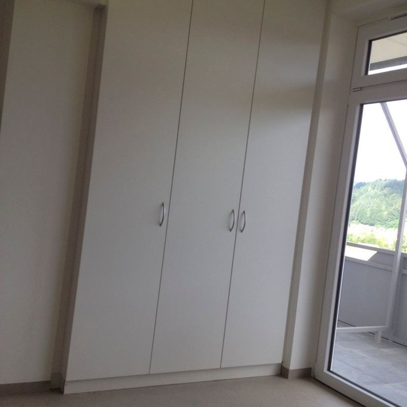 Eine weiße Schrankfront