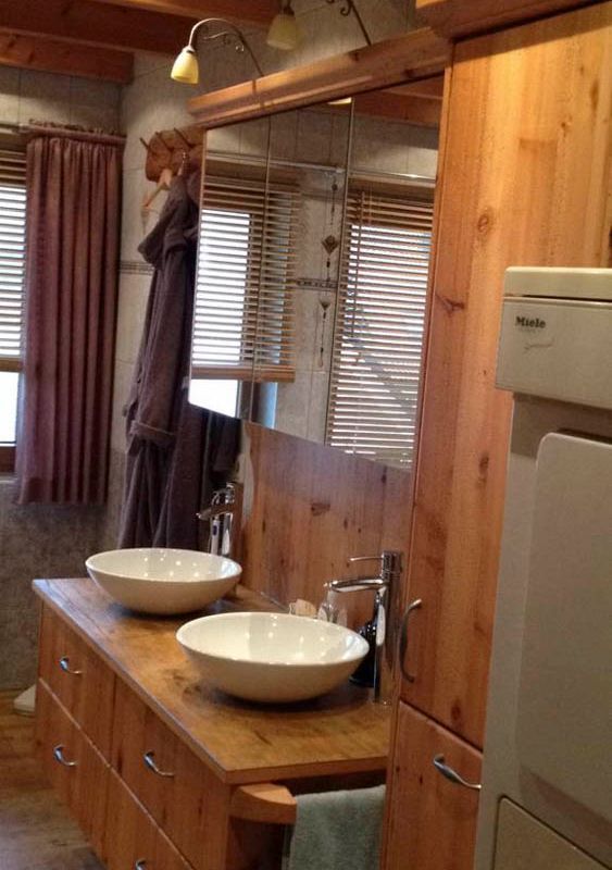 ein Badezimmer mit einem Waschbecken und einem Spiegel