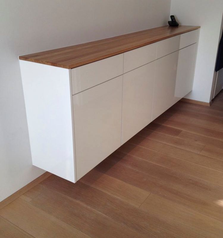 Eine lange weiße, hängende Kommode