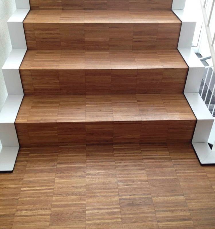 eine Treppe mit Holzstufen und einem weißen Handlauf