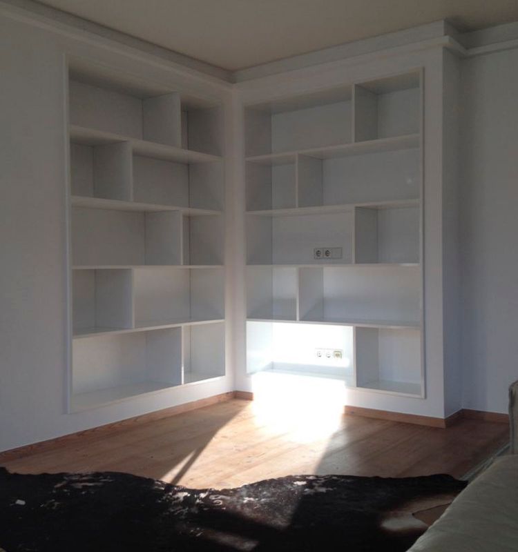 weiße Einbauwand mit vielen Fächern