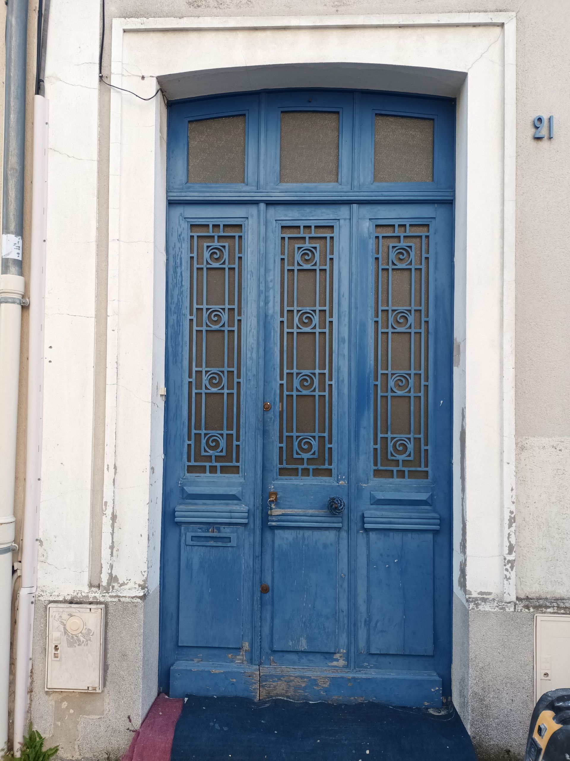 Porte en bois bleue avant la rénovation