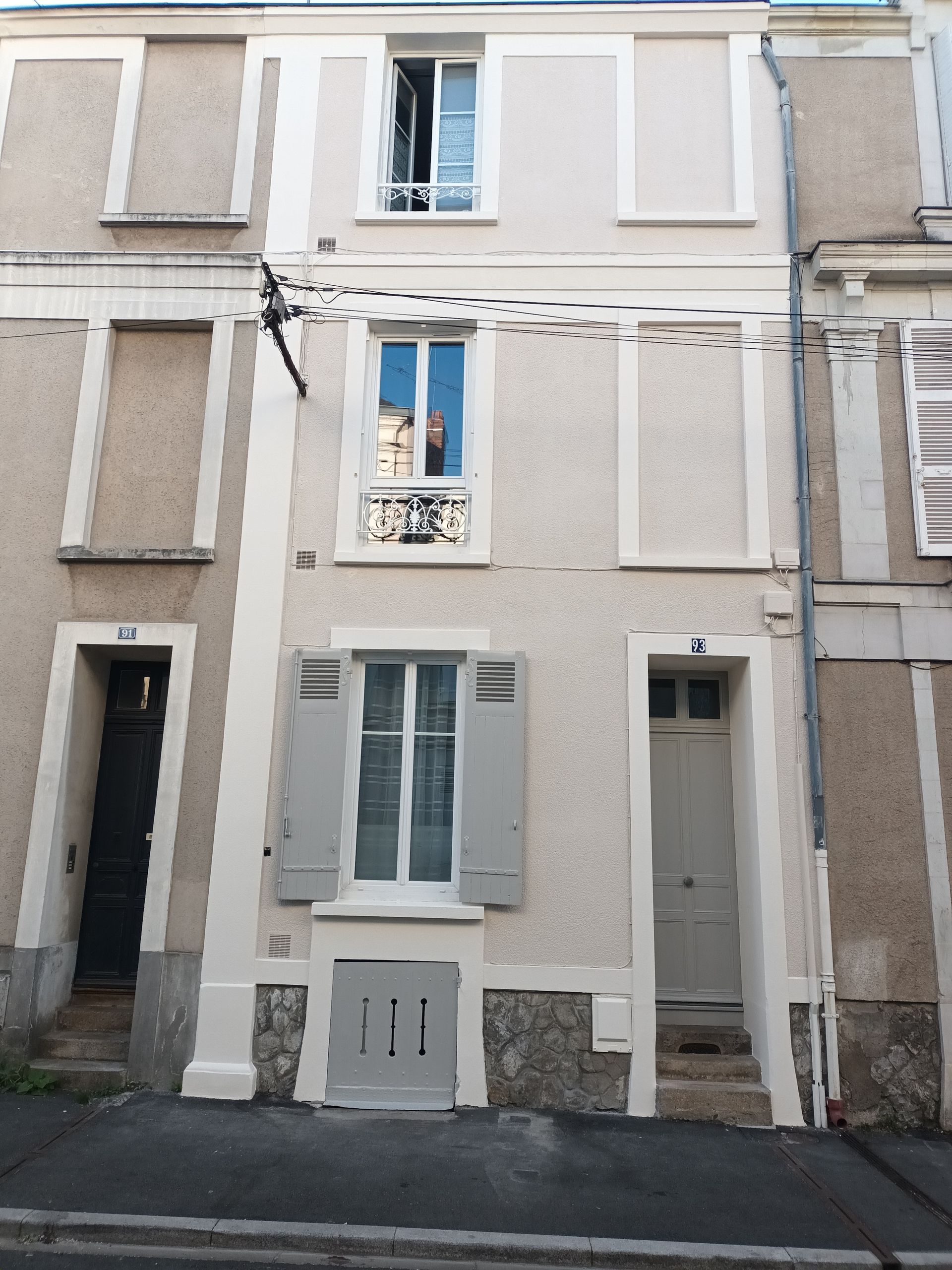 Façade d'une maison repeinte en blanc
