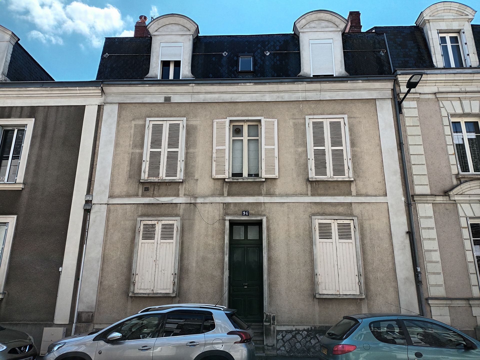 Façade d'une maison mitoyenne avant le ravalement