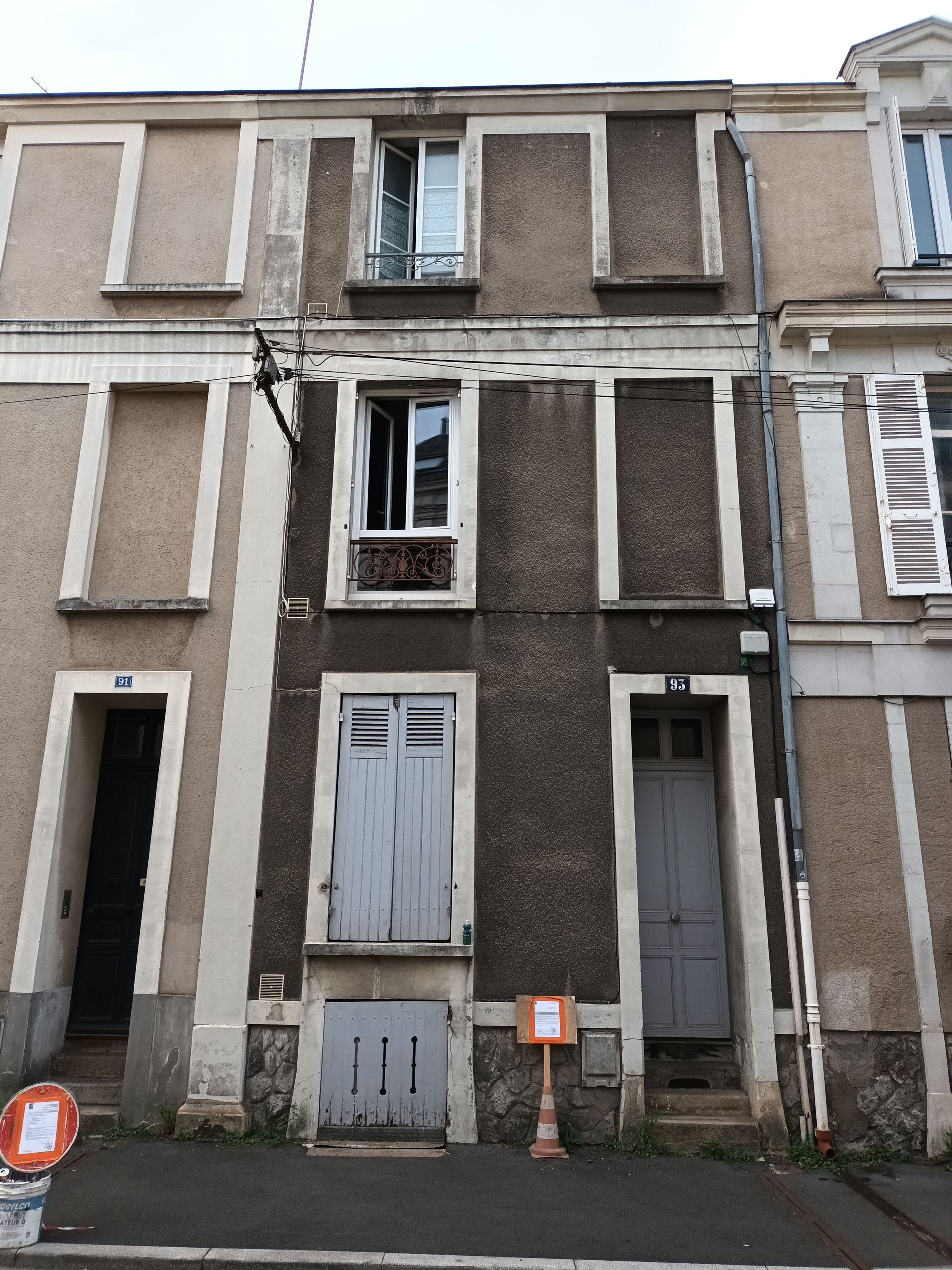 Façade d'une maison couleur grise