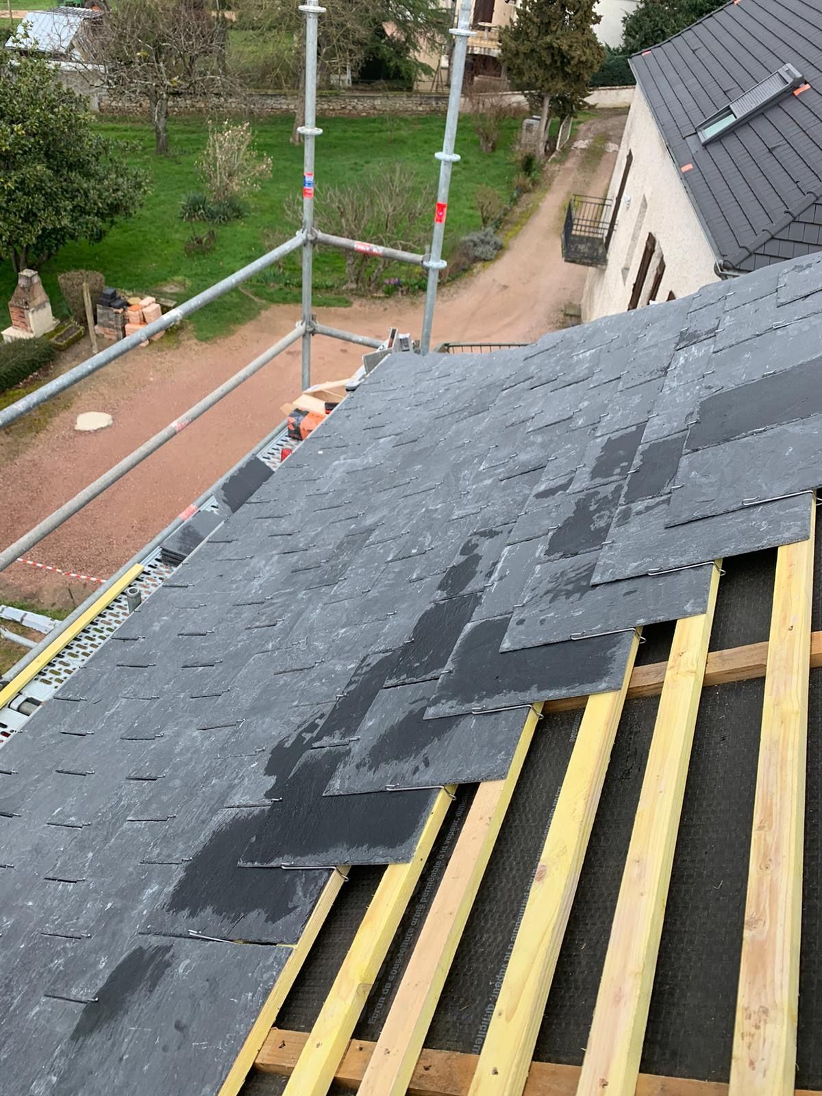 Couverture en ardoise en cours de rénovation