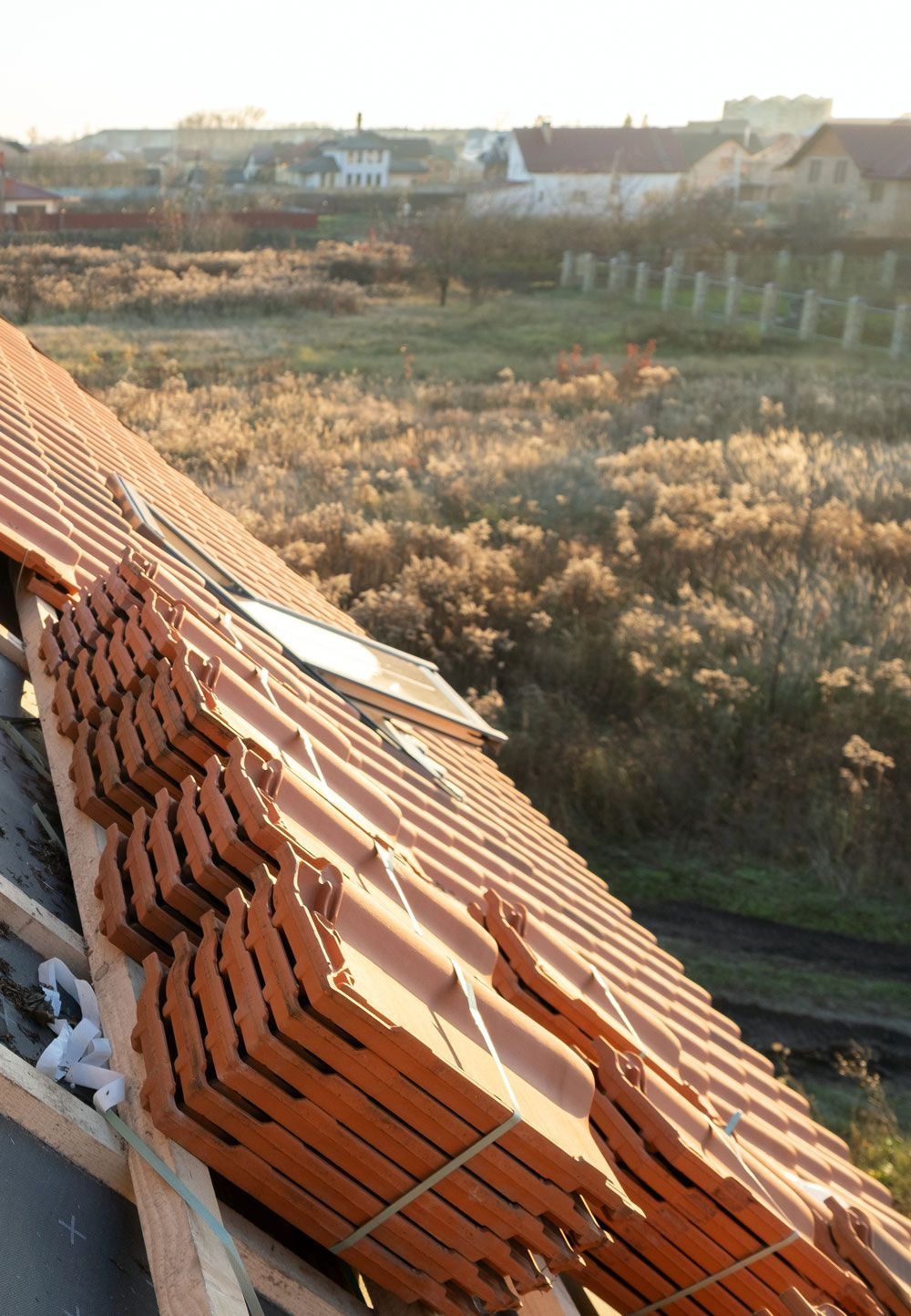 Tuiles posées sur un toit en attendant de rejoindre le reste de la couverture