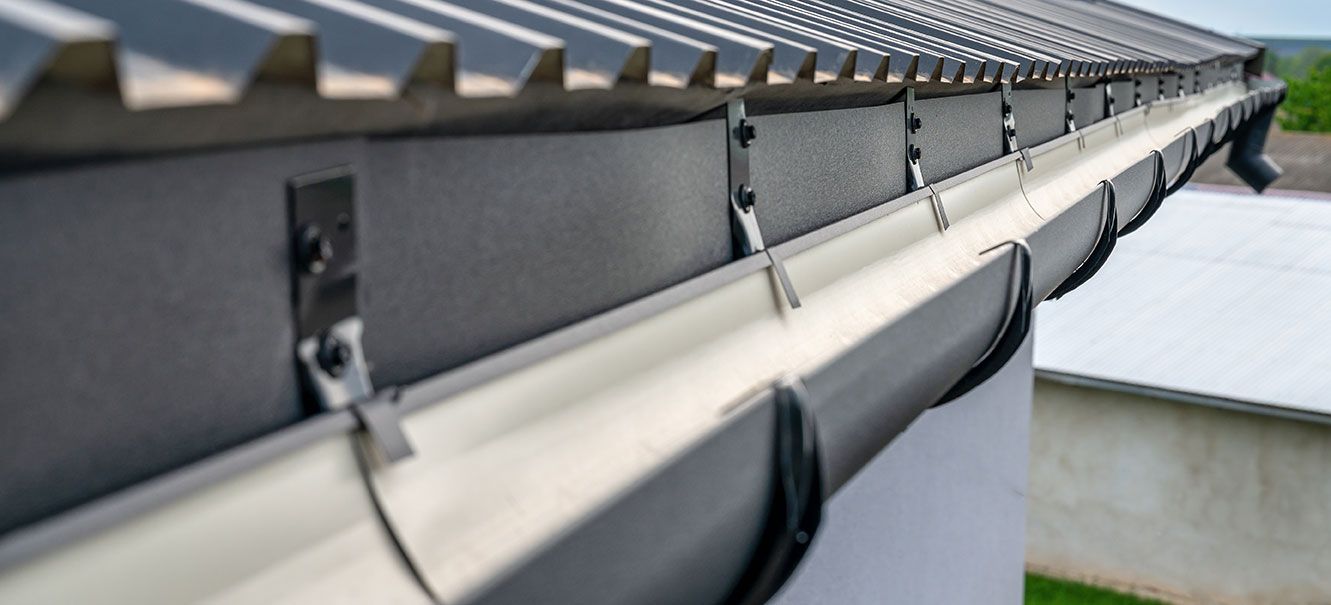 Focus sur une gouttière en zinc