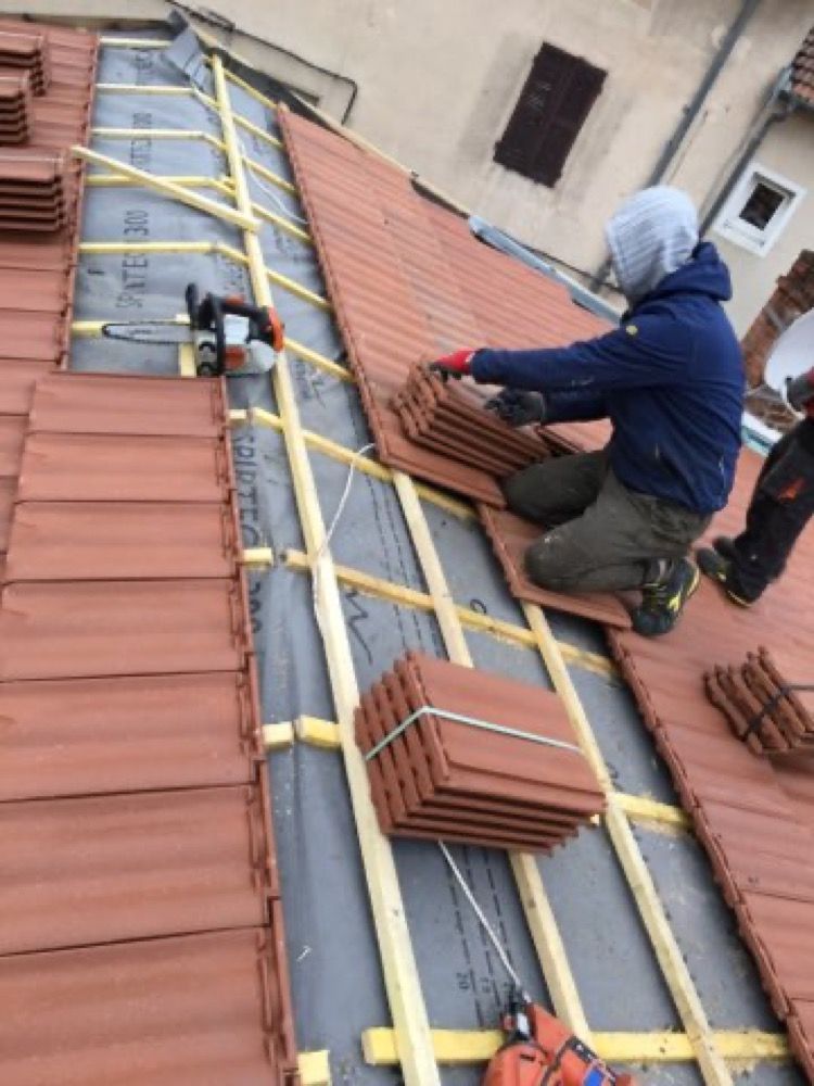 Pose de tuiles sur un toiture de maison