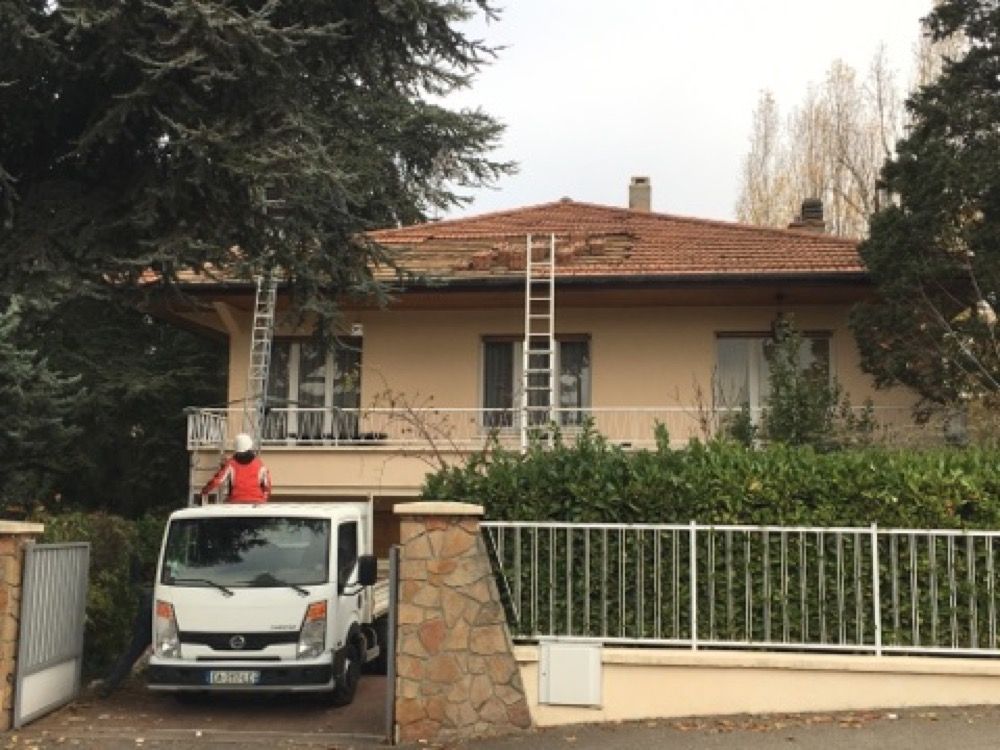 Travaux de couverture de toit en tuiles