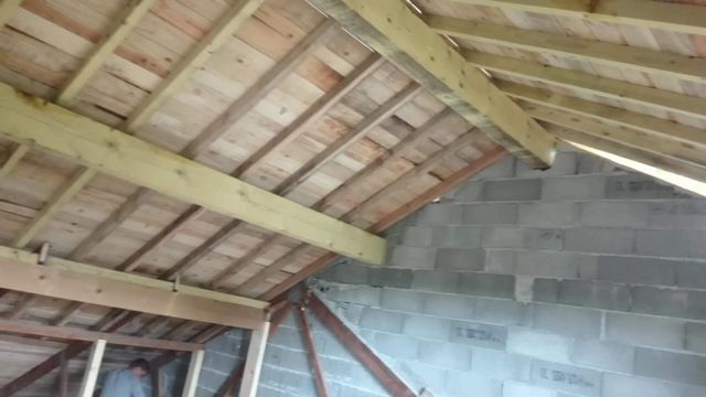 Pose de charpente - vue depuis les combles