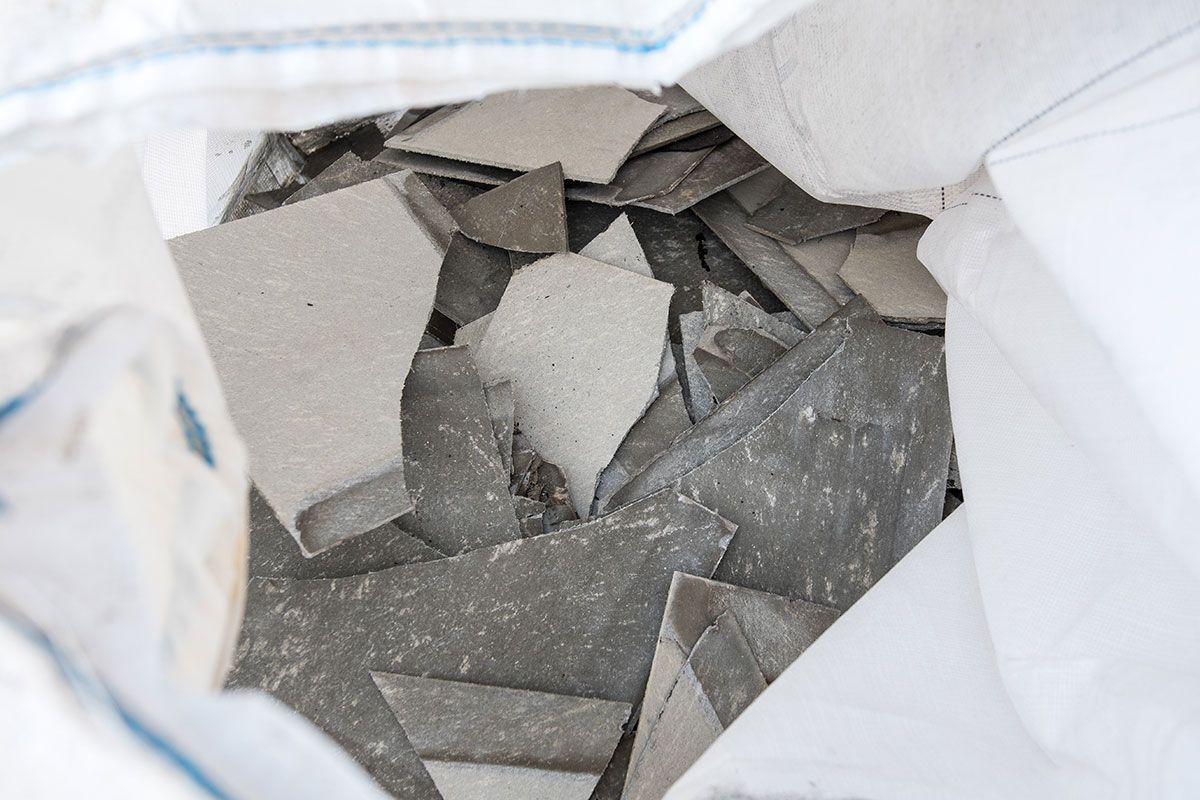 Plaques d'amiantes cassées dans un big bag