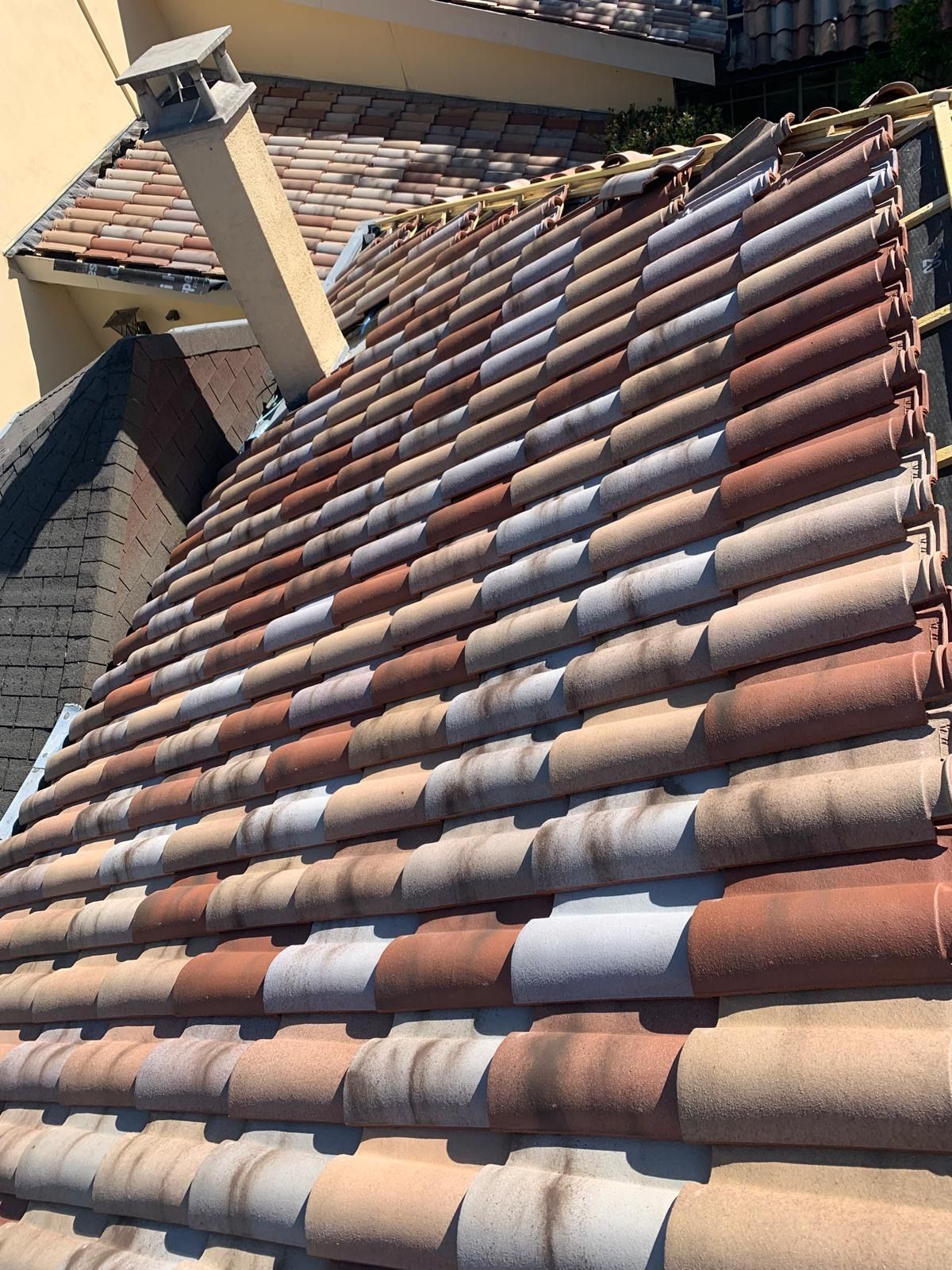 Toiture pentu avec des tuiles concaves