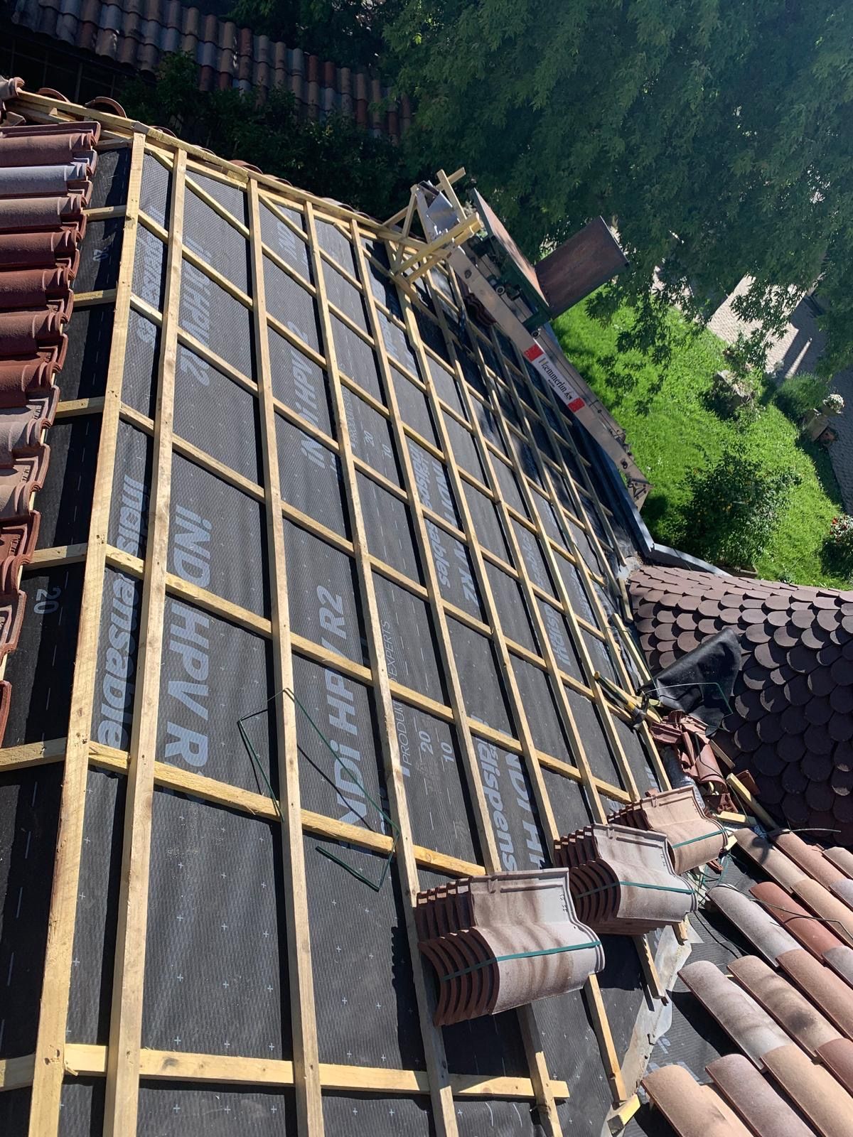 Bâche d'étanchéité sur une toiture avec des tasseaux en bois