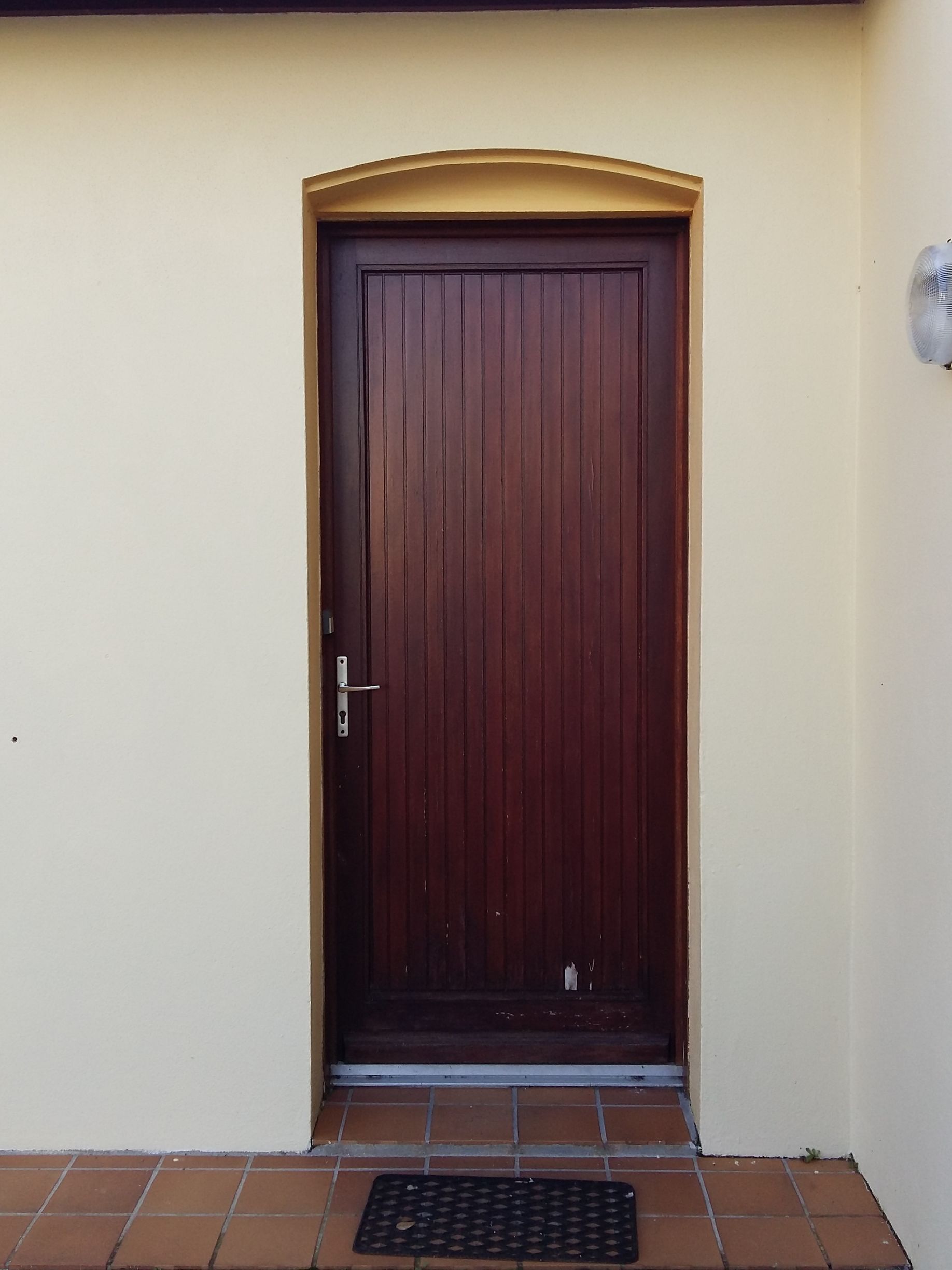 Une belle porte en bois.