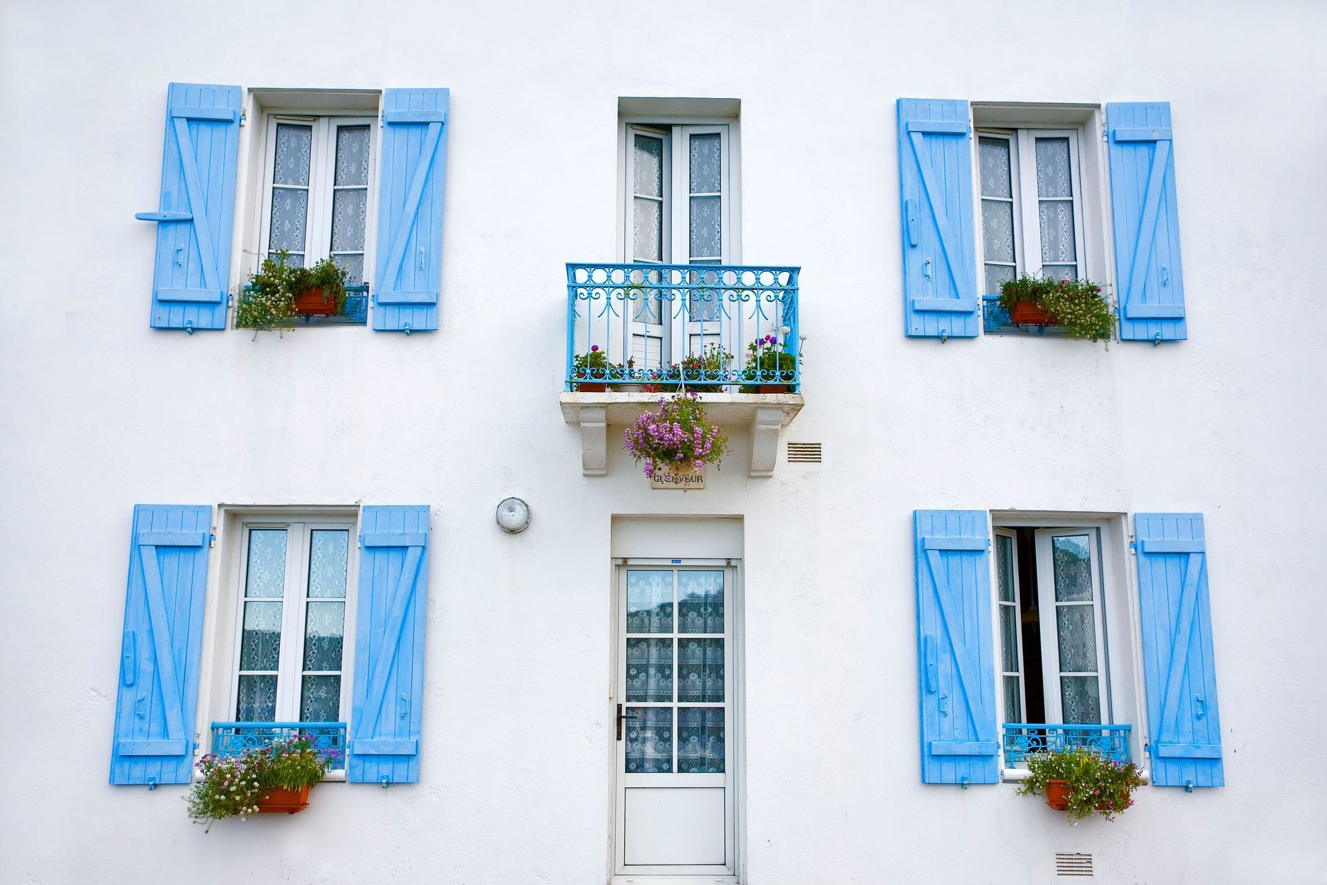 Des volets en bois bleus.