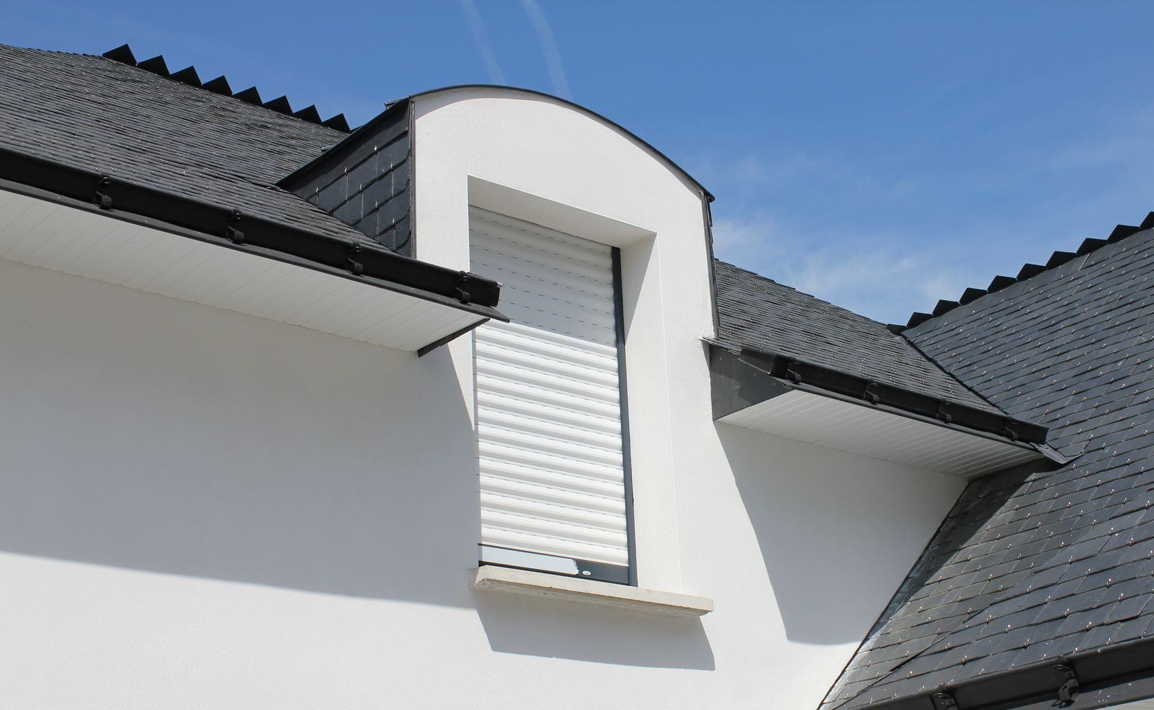 Un volet roulant blanc.