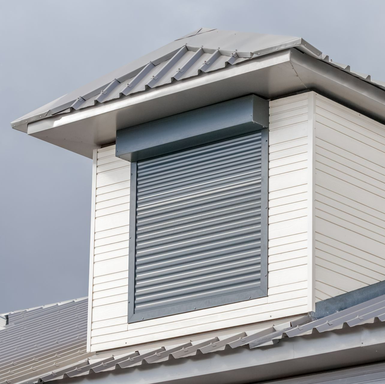 Un volet roulant gris.