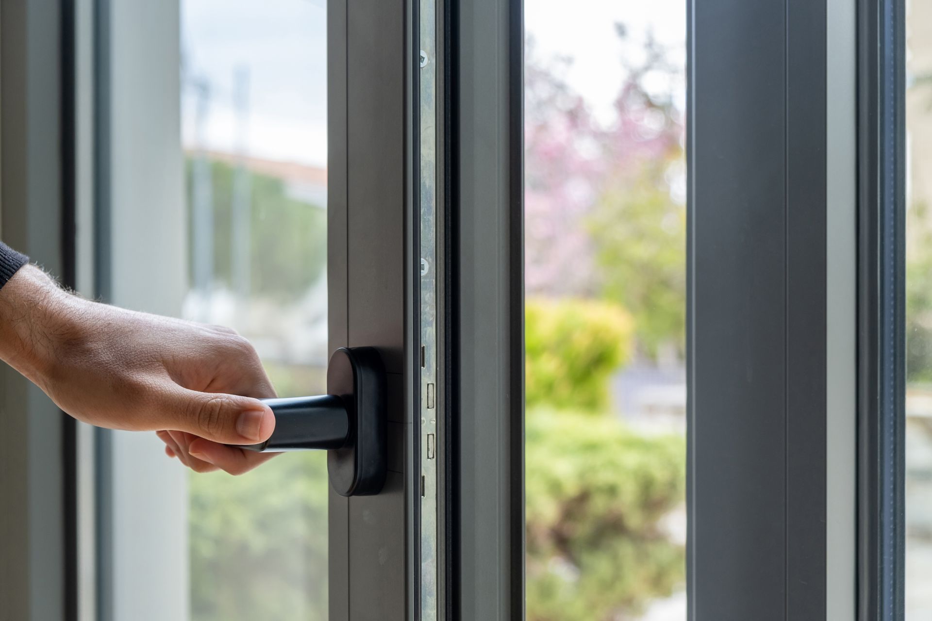 Une porte-fenêtre en aluminium.