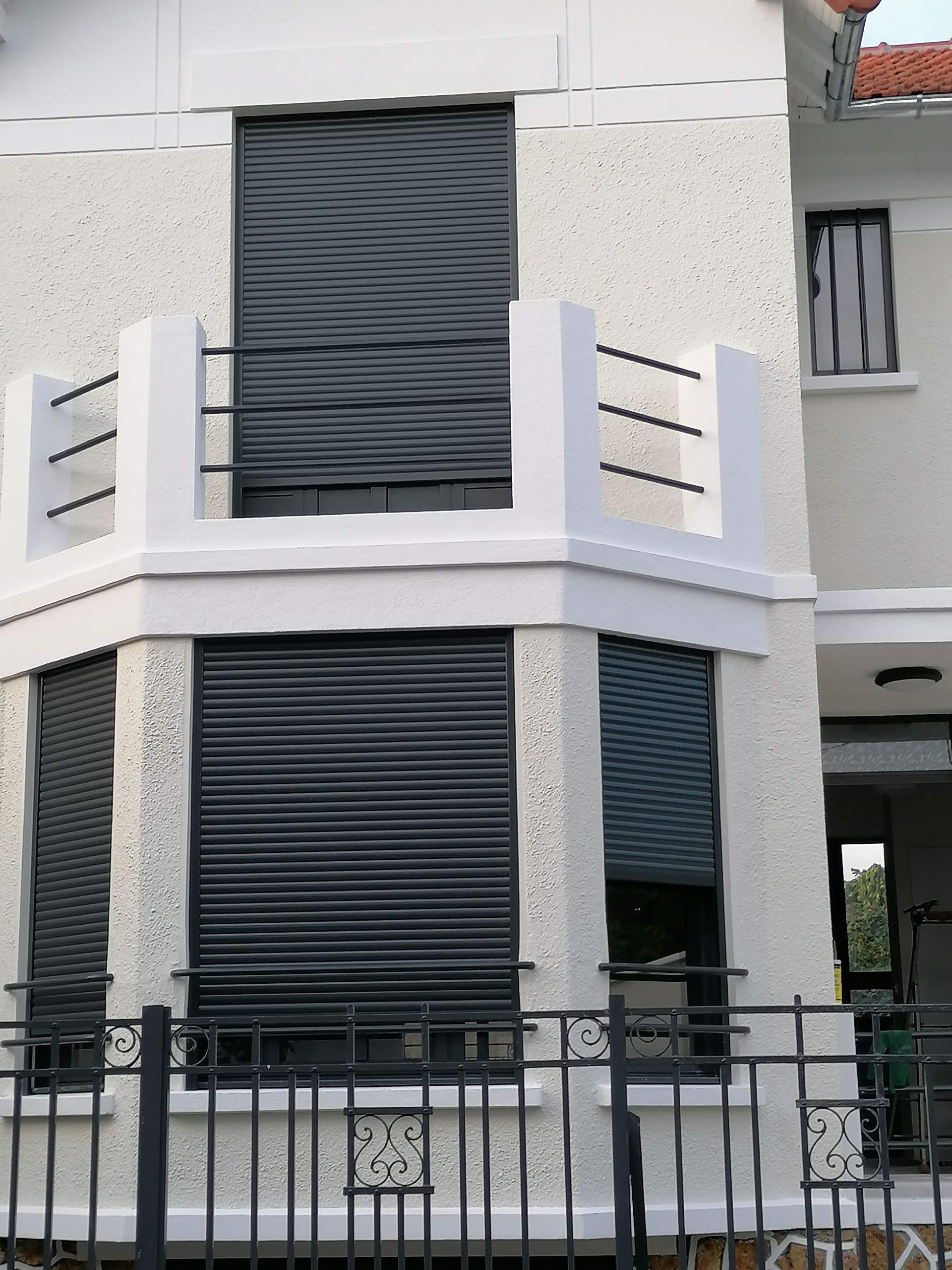 Des volets roulants noirs.