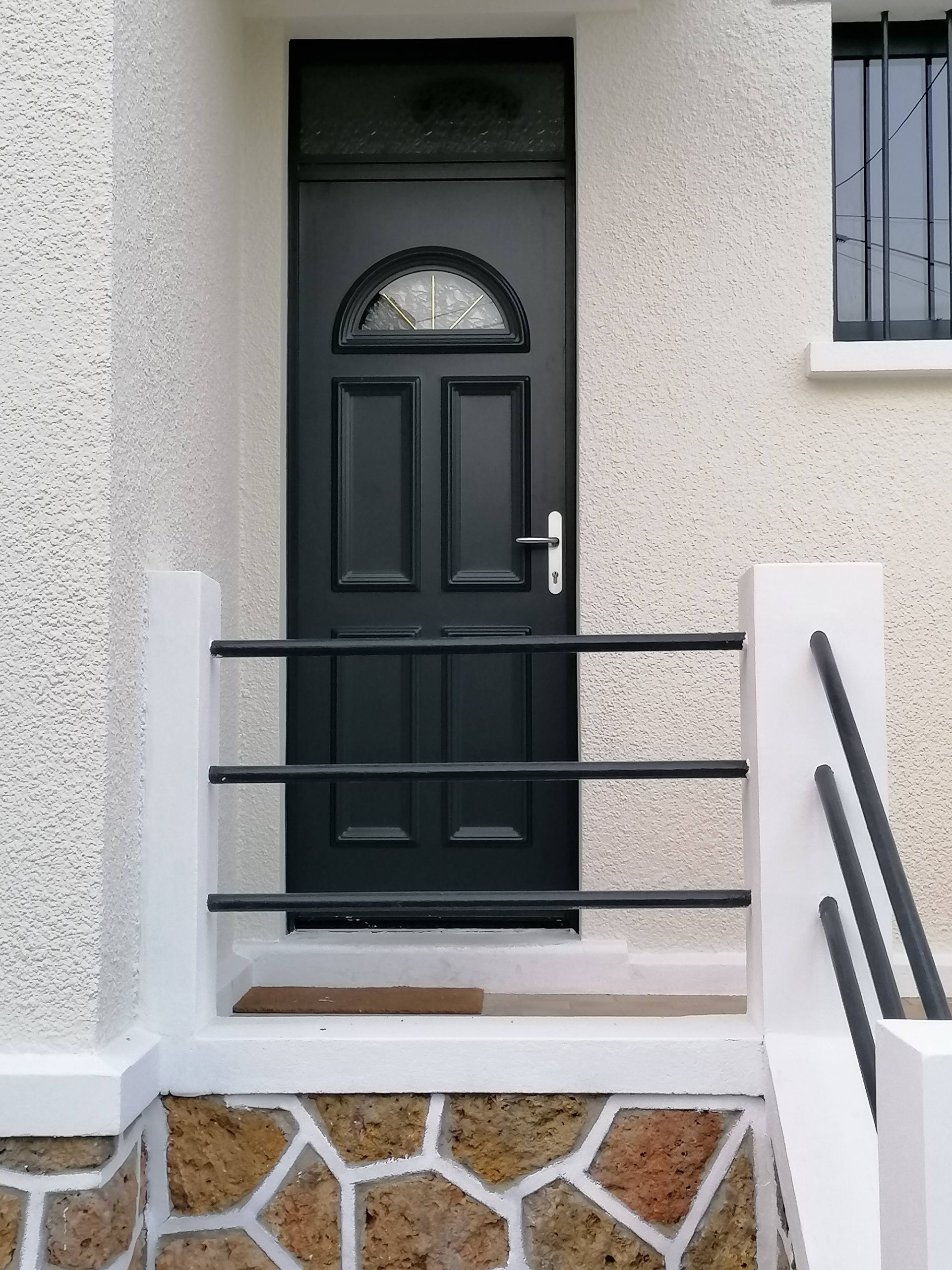 Une porte noire.