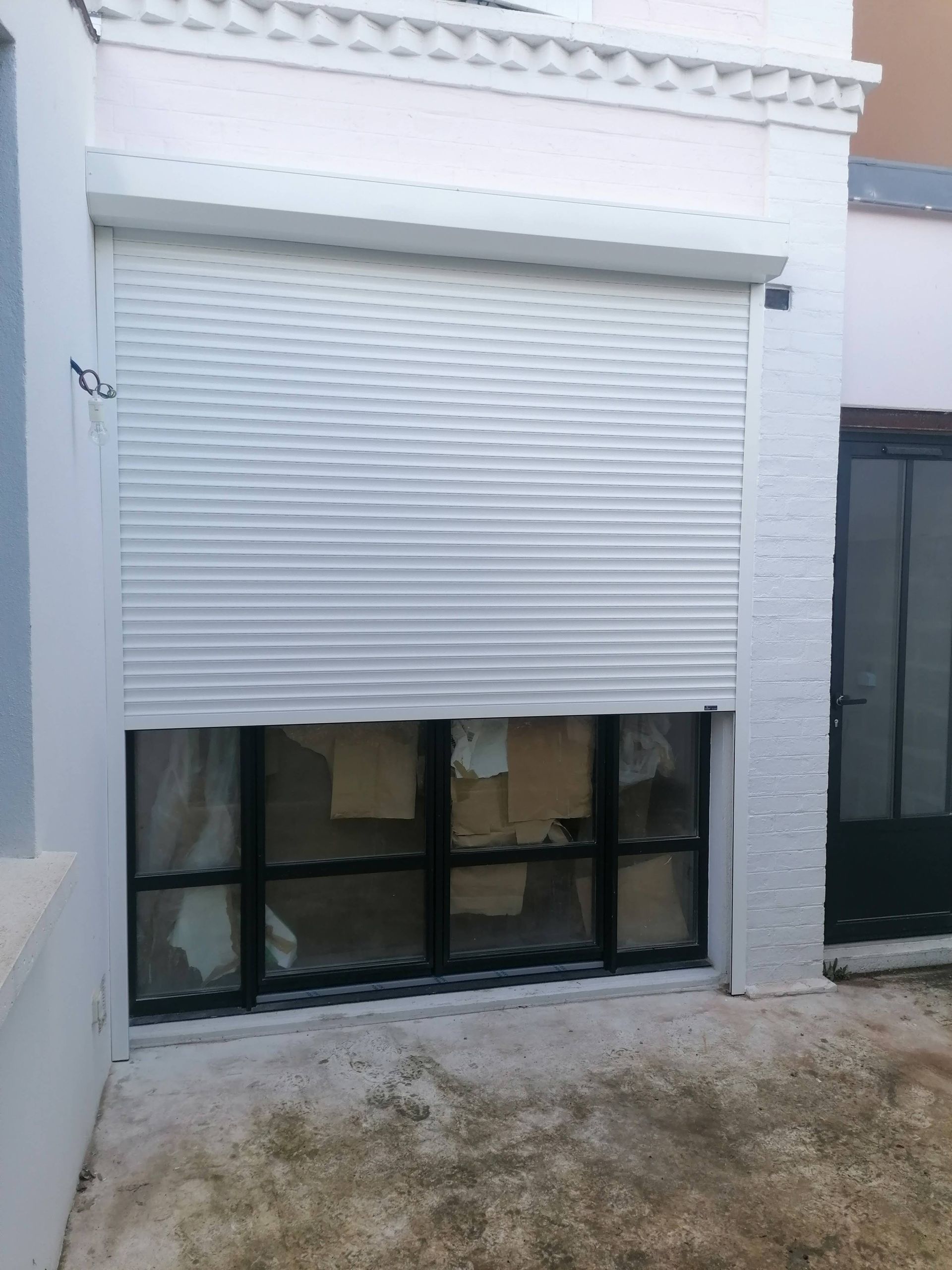 Un volet roulant blanc.