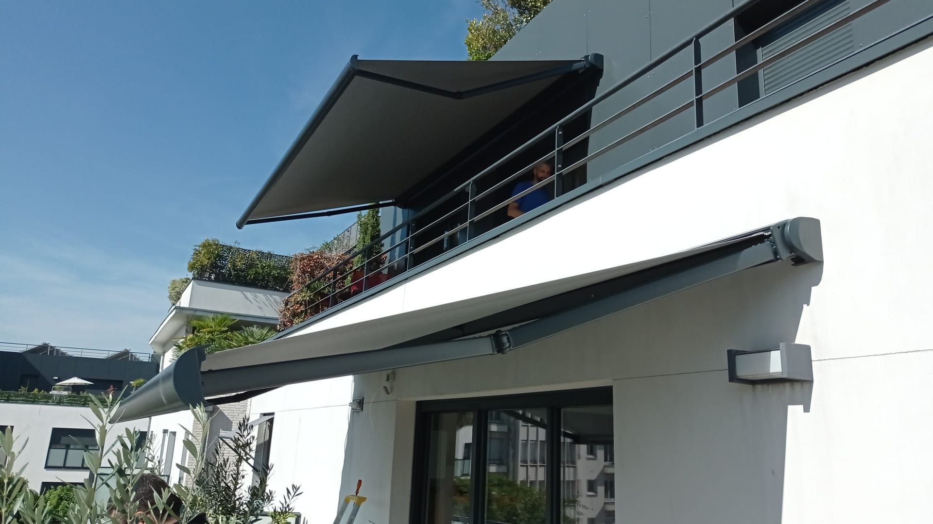 Des stores blancs et noirs.