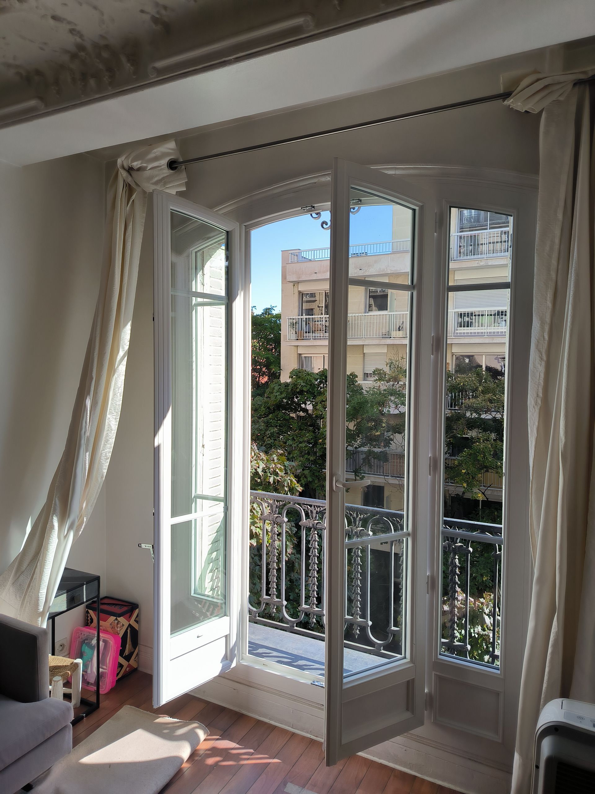 Une fenêtre ouverte.