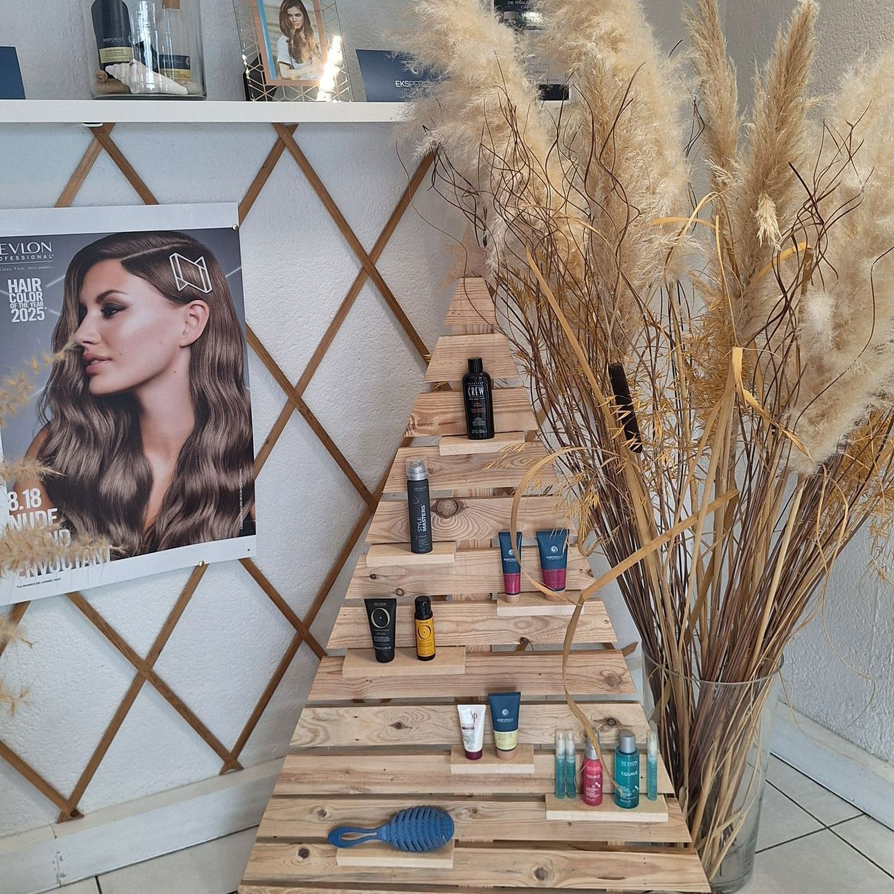 Étagère en bois avec produits capillaires