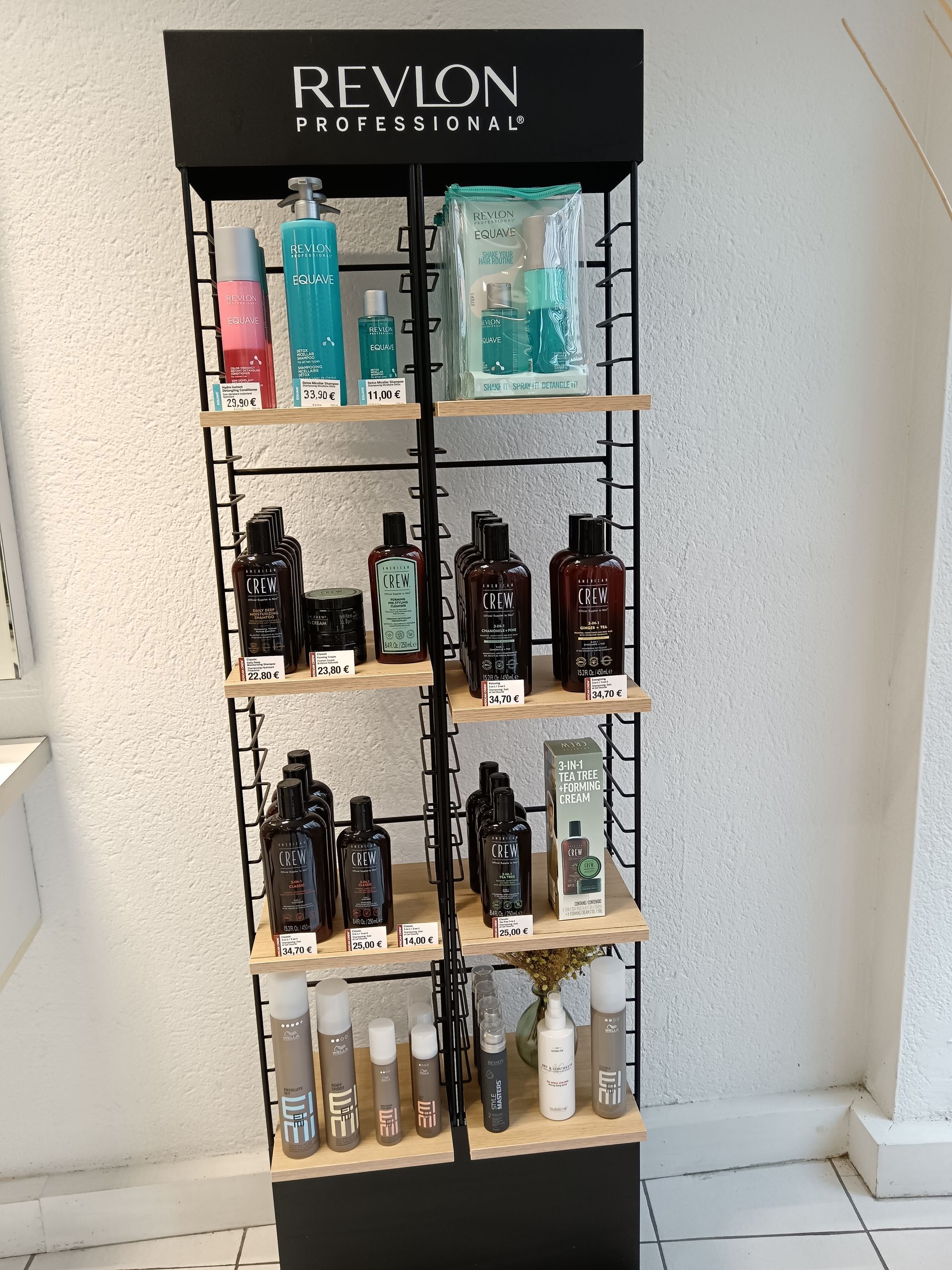 Étagère en métal avec produits pour cheveux