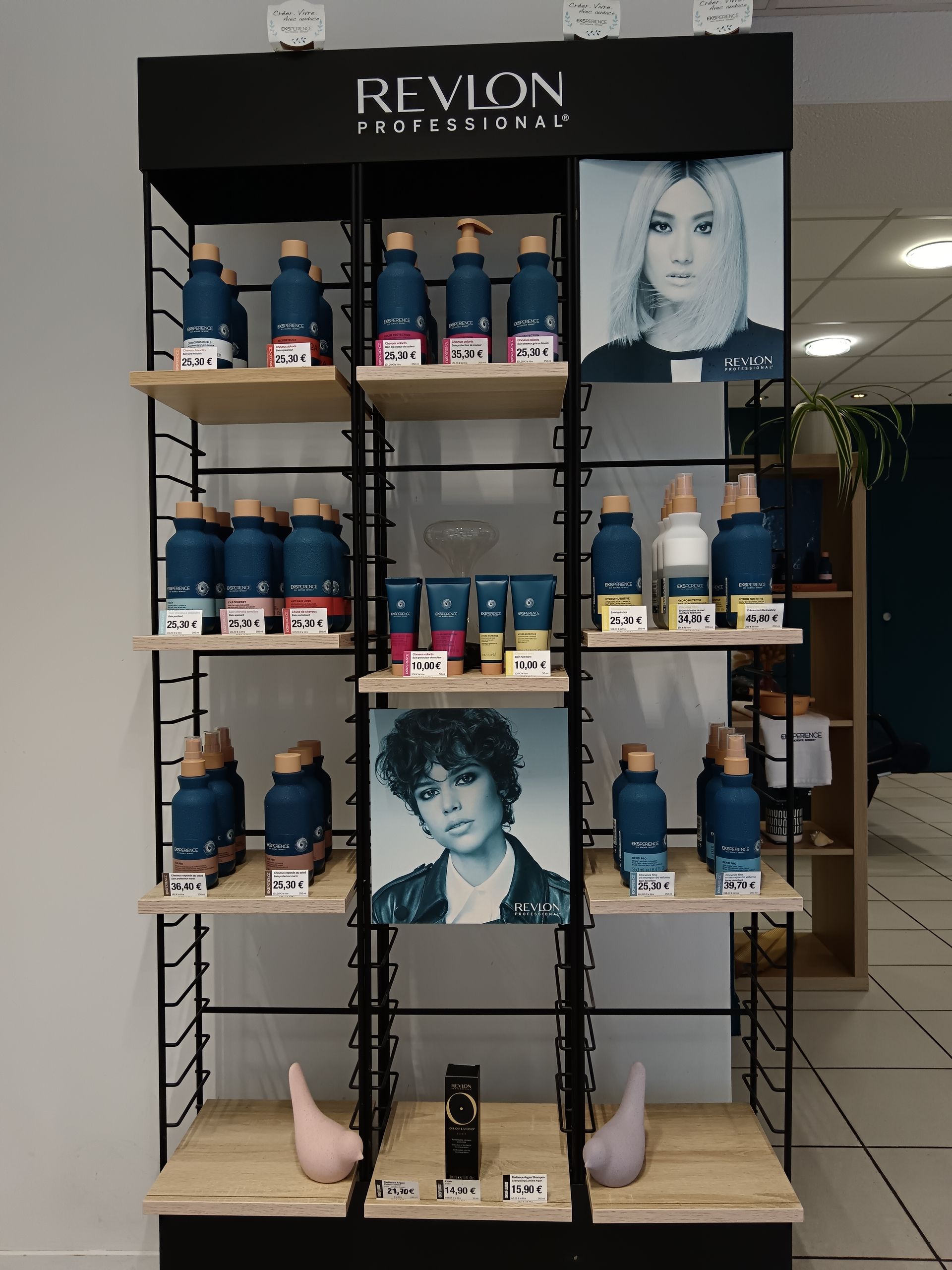 Étagère en métal avec produits capillaires