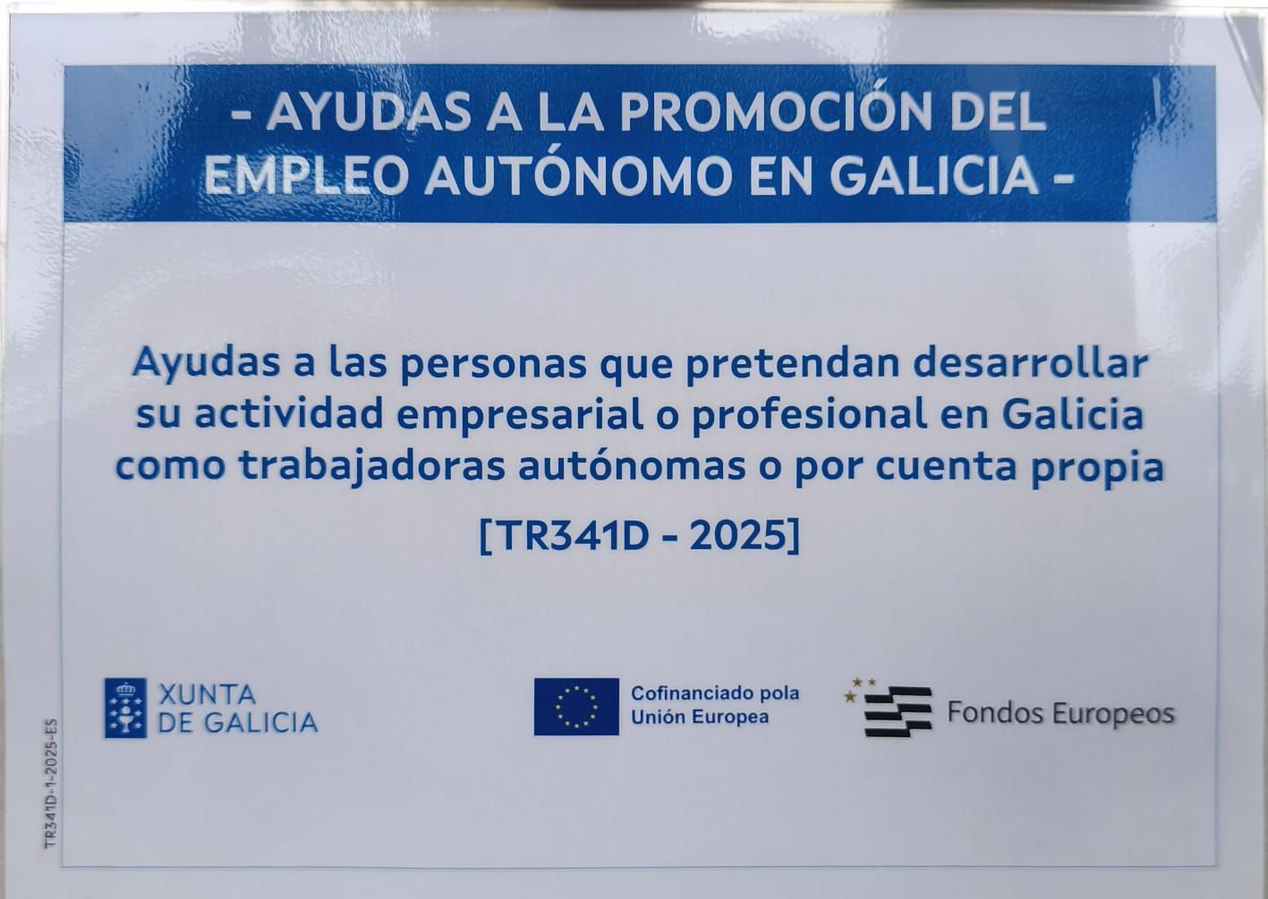 Cartel azul y blanco de ayudas al empleo autónomo en Galicia, con logos de Xunta, UE y Fondos Europeos.