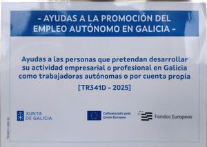 Cartel azul y blanco de ayudas al empleo autónomo en Galicia, con logos de Xunta, UE y Fondos Europeos.