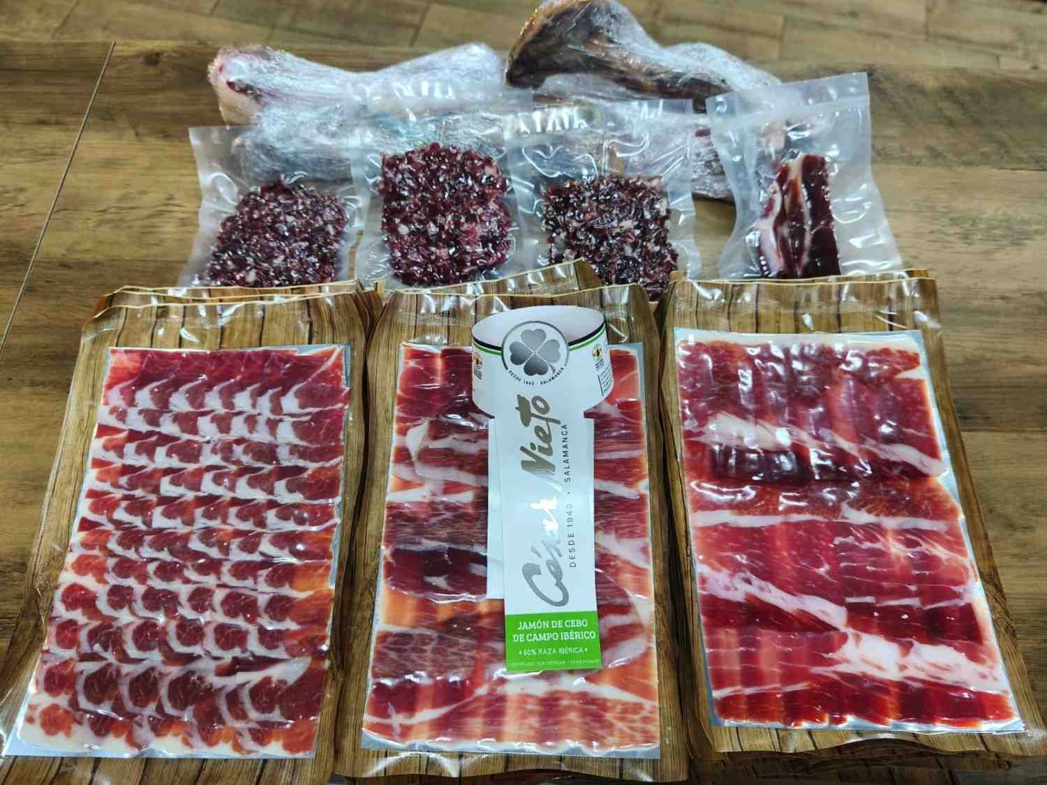 Jam&oacute;n ib&eacute;rico gourmet cortado y envasado al vac&iacute;o en tienda Petiscos Ib&eacute;ricos.