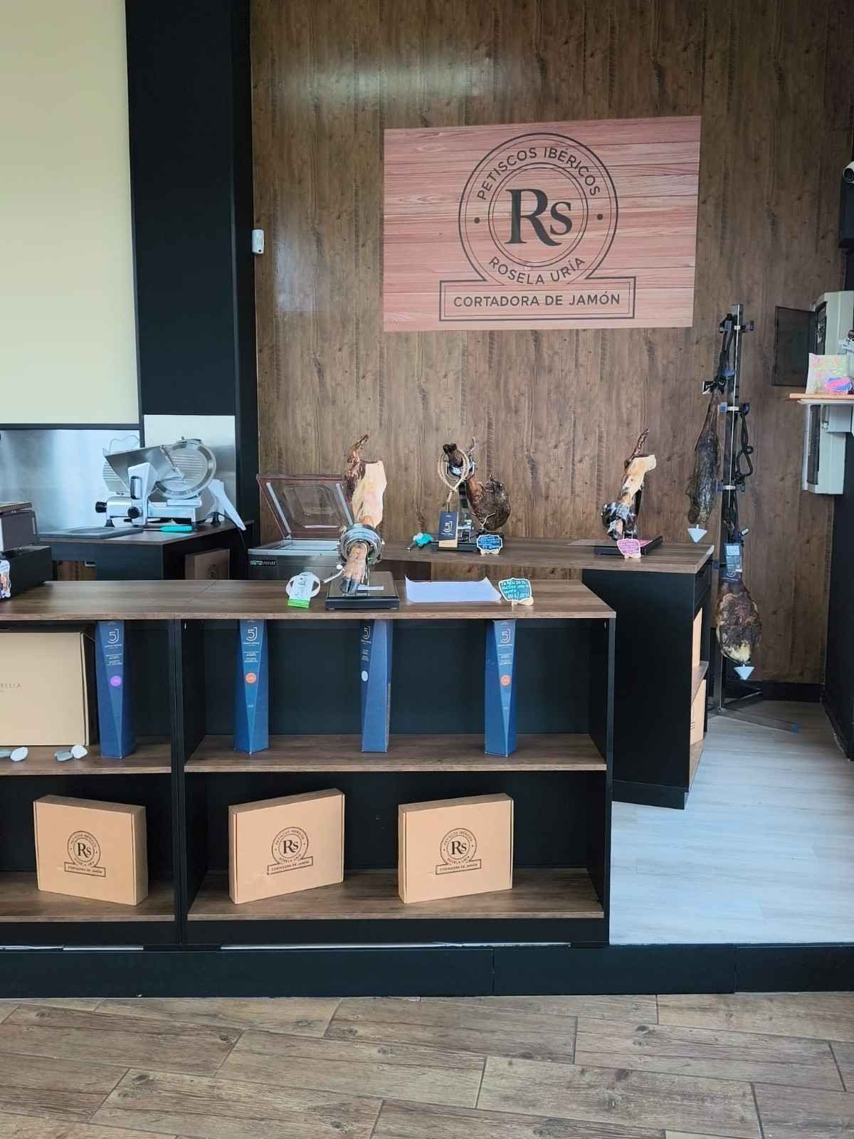 Tienda gourmet de jamones con corte de jam&oacute;n a cuchillo en Valdovi&ntilde;o.