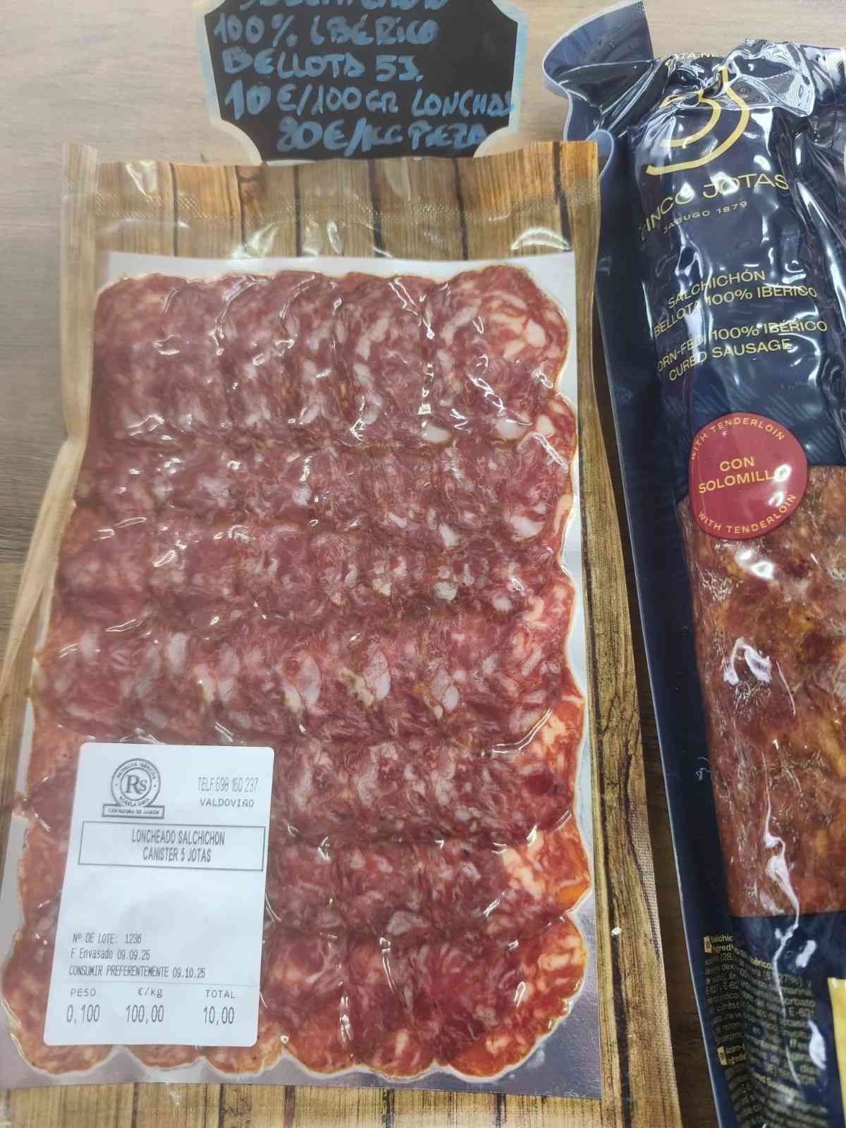 Salchich&oacute;n gourmet cortado y envasado al vac&iacute;o en tienda Petiscos Ib&eacute;ricos.