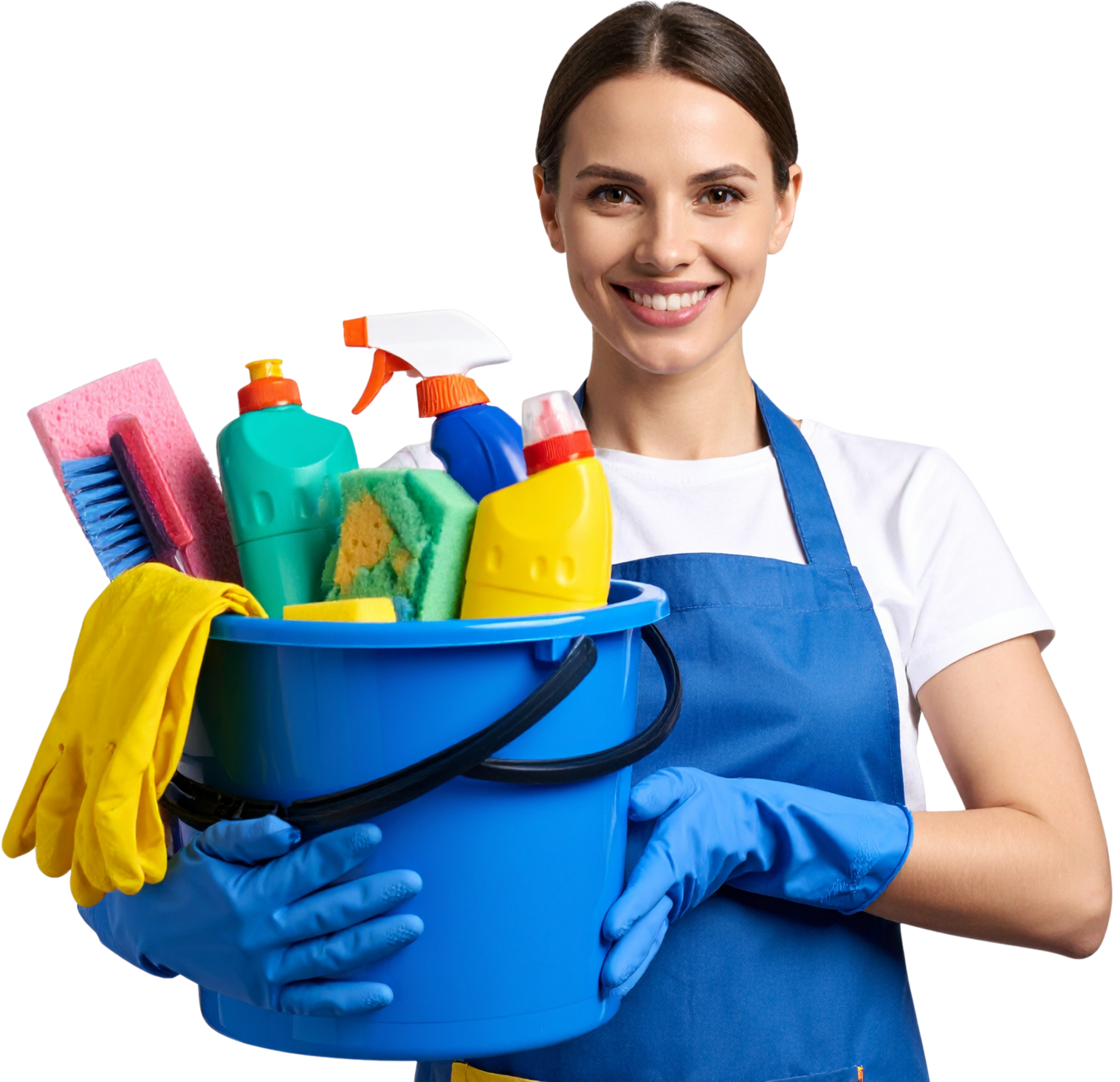 Femme en tablier et gants tenant un seau bleu rempli de produits de nettoyage, souriante.