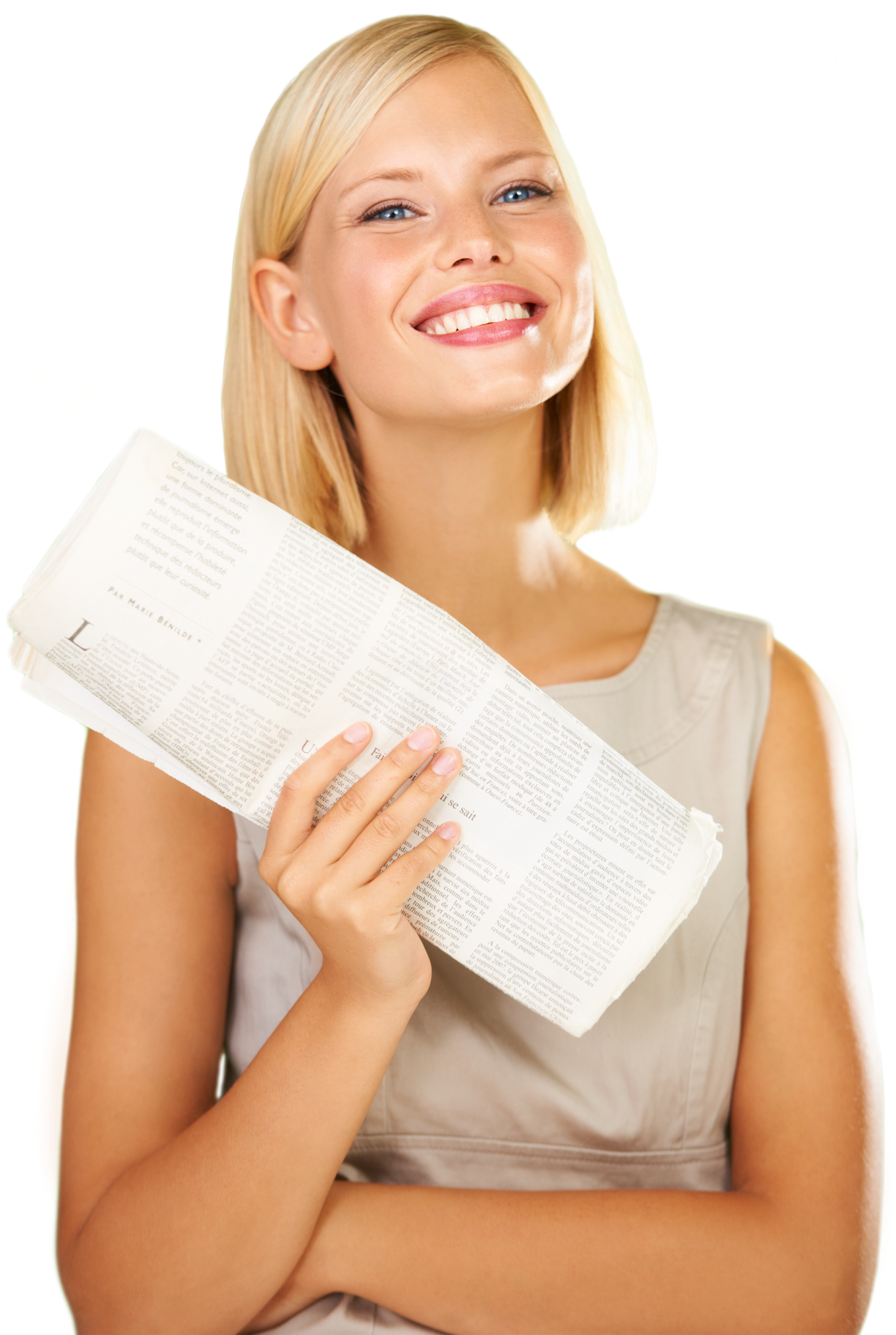 Une femme souriante qui tient un journal dans la main.