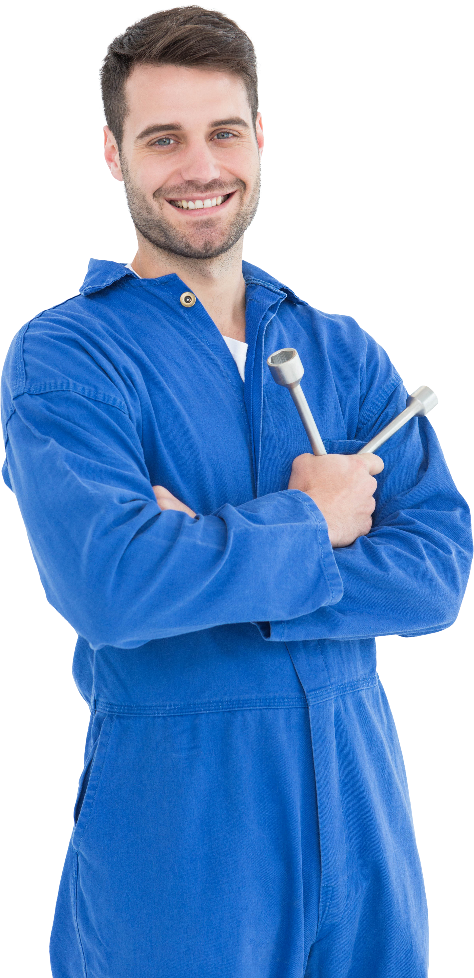 Un mécanicien en combinaison bleue sourit, les bras croisés, tenant une clé à molette.