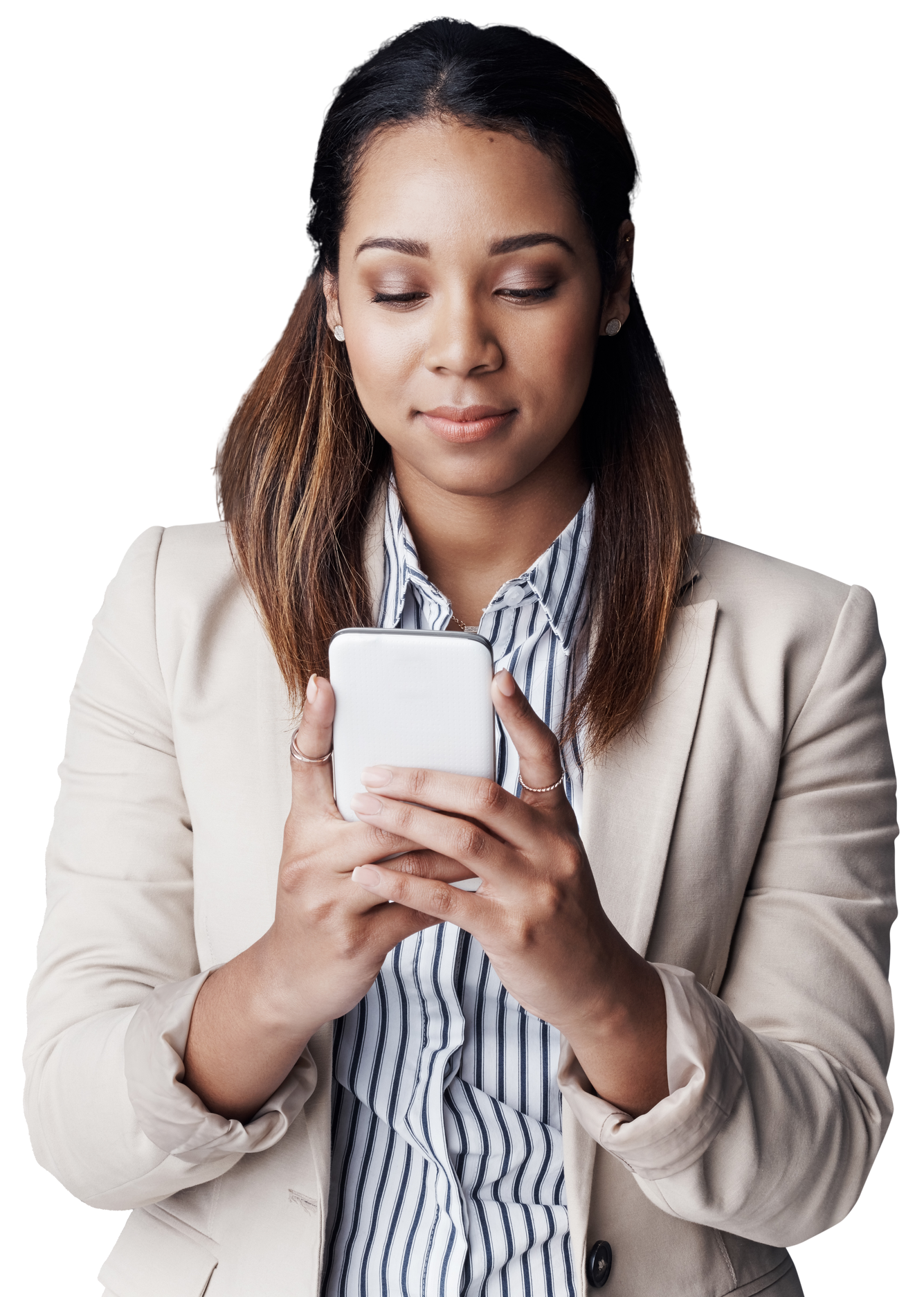 Femme en blazer regardant un téléphone, à l'intérieur.
