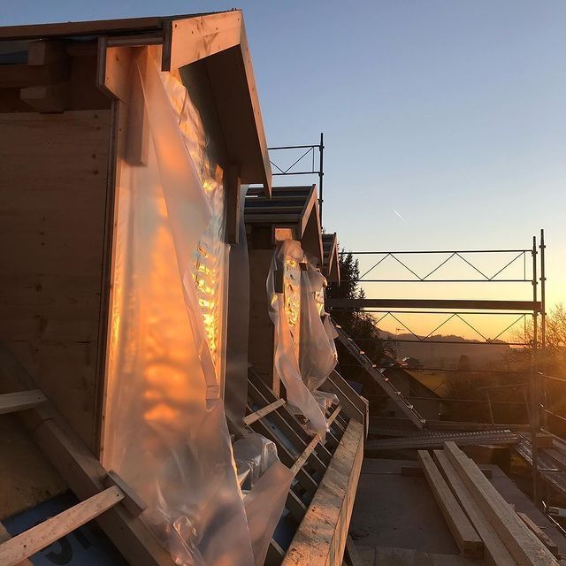 échafaudage et coucher de soleil 