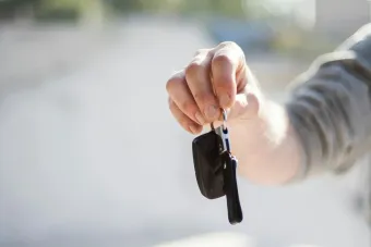 Eine Person hält einen Autoschlüssel in der Hand und symbolisiert die flexible Möglichkeit, Transporter, LKW oder Sprinter in Bremen zu mieten.