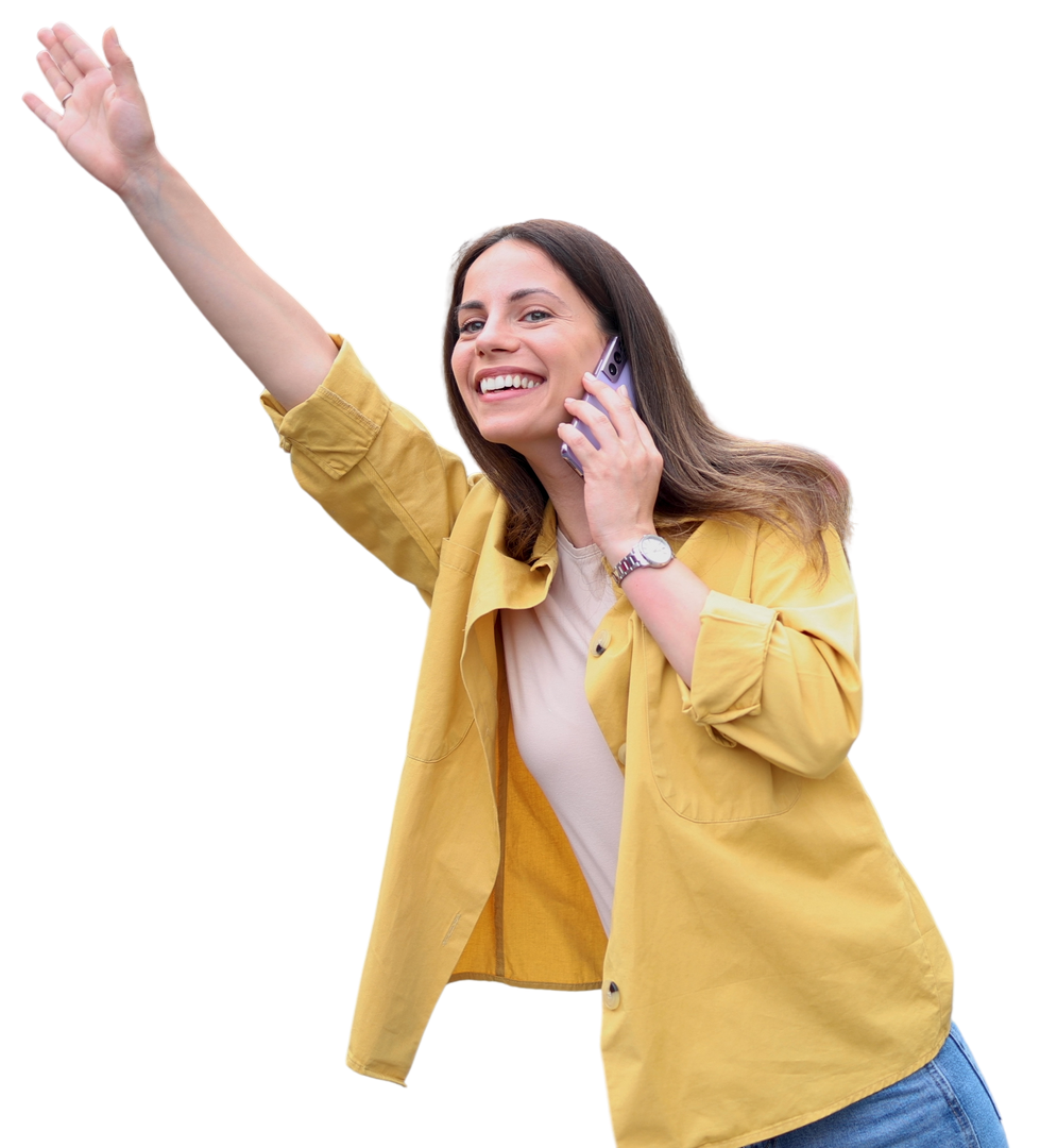Une femme avec une veste jaune hèle un taxi