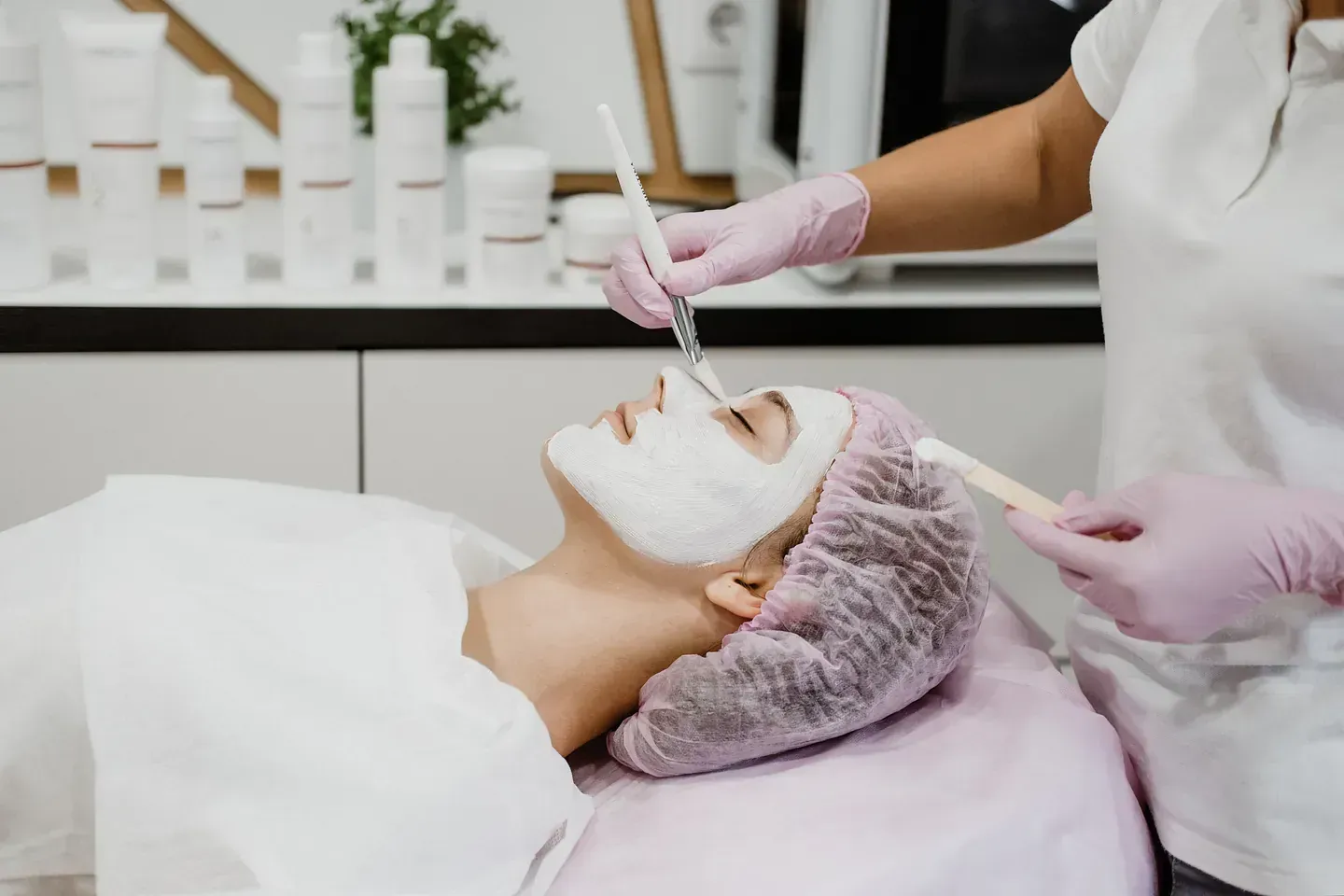 Una mujer está recibiendo un tratamiento facial en un salón de belleza.