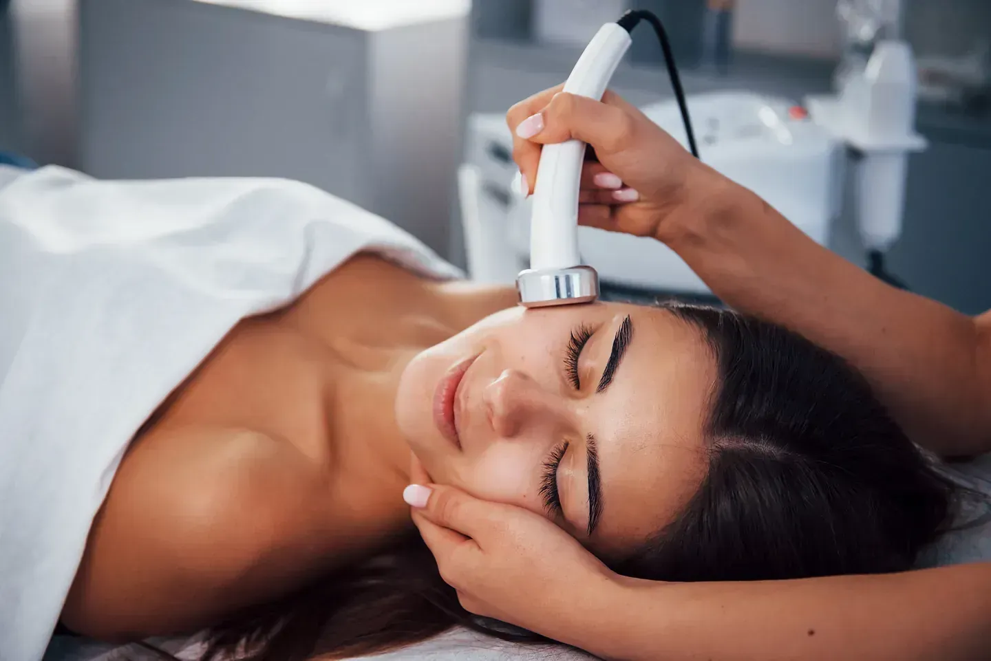 Una mujer está recibiendo un tratamiento facial en un spa.