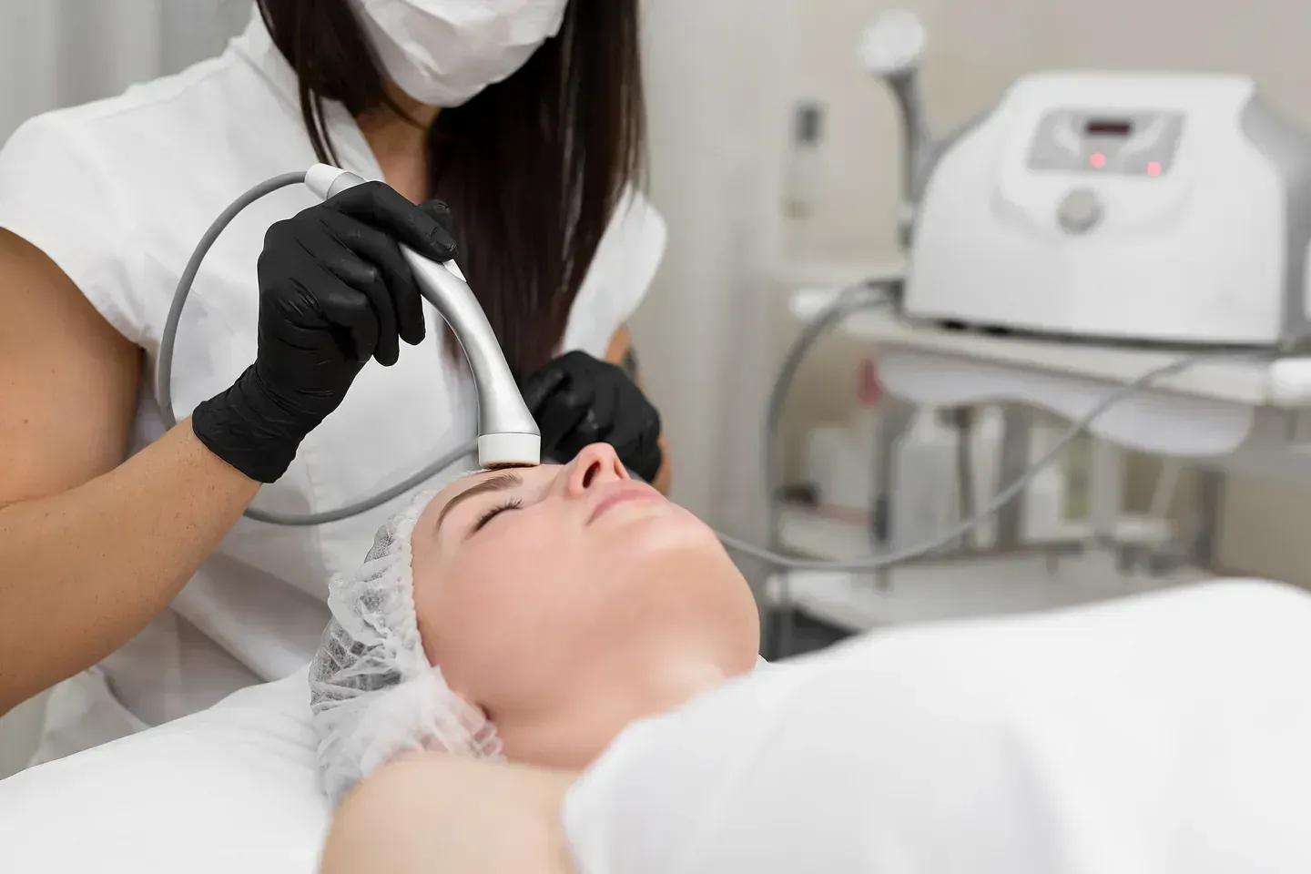 Una mujer está recibiendo un tratamiento facial en un salón de belleza.